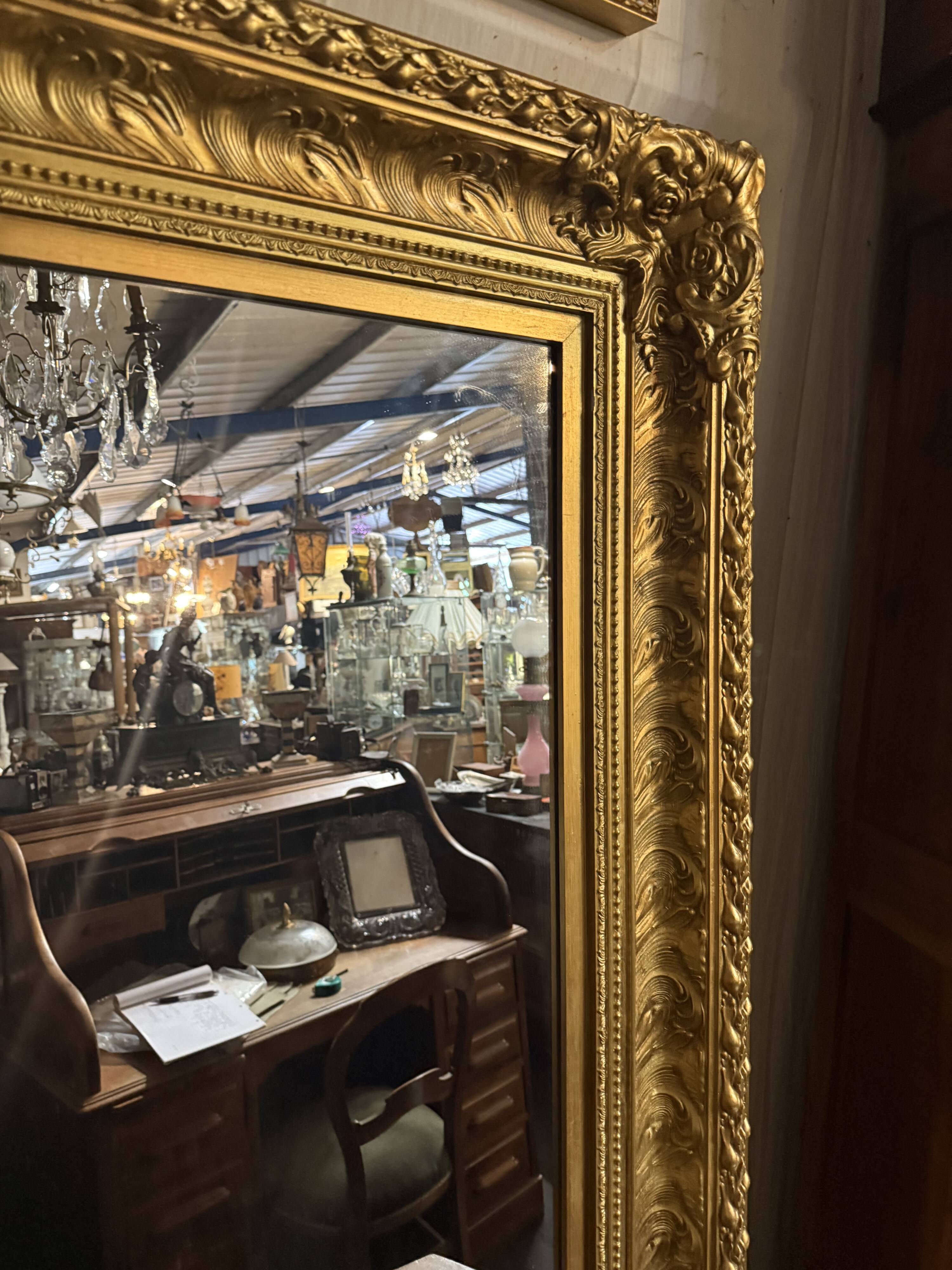Miroir en bois sculpté