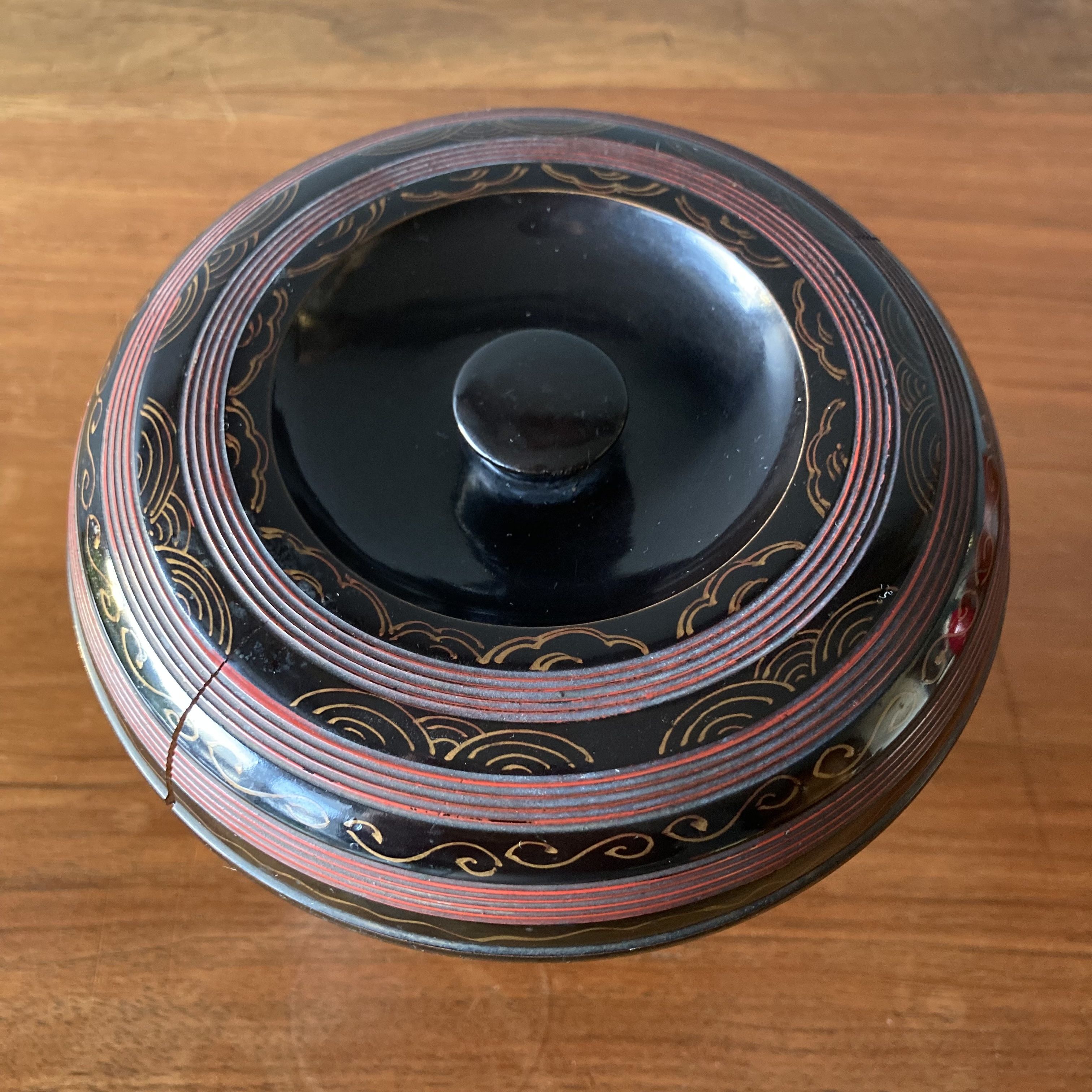 Round covered standing box in lacquered wood, Japanese work of the 1930s.