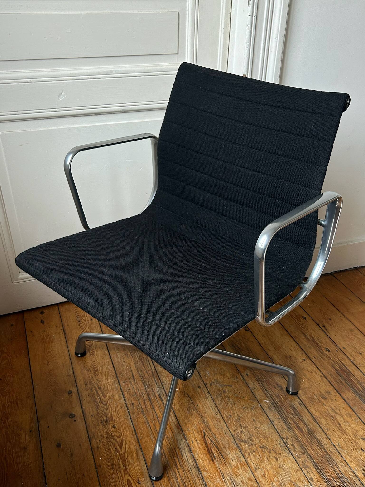 Vitra Conference EA108, polished black