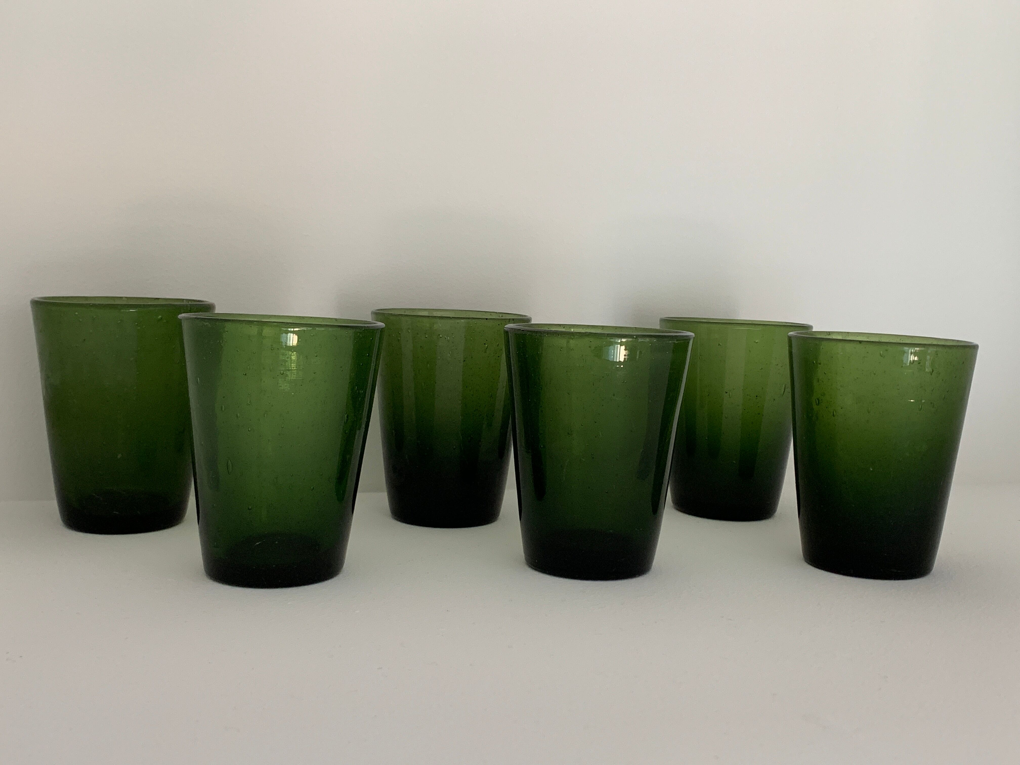 Carafe et 6 verres en verre vert bullé