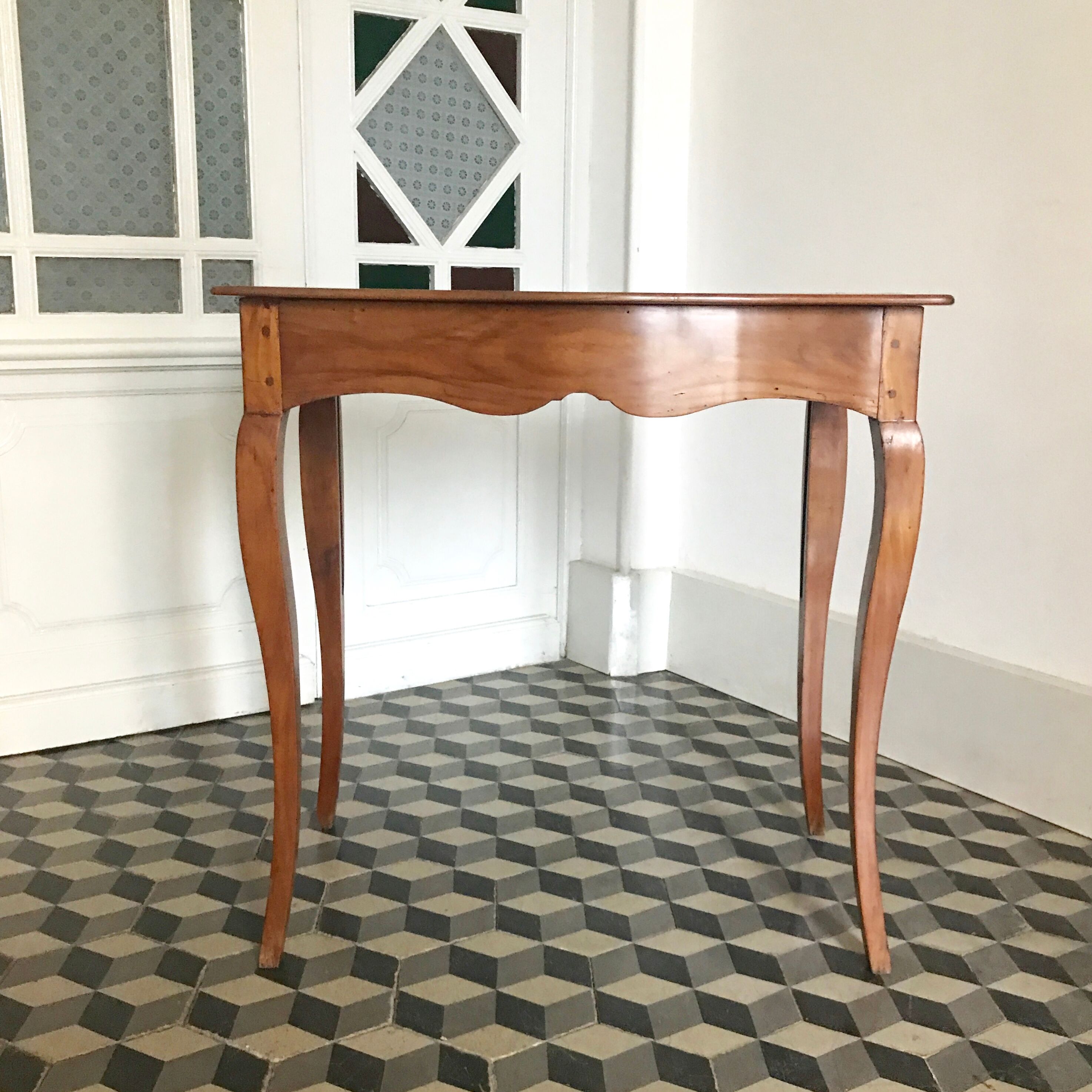 Table d'appoint en bois style Louis XV