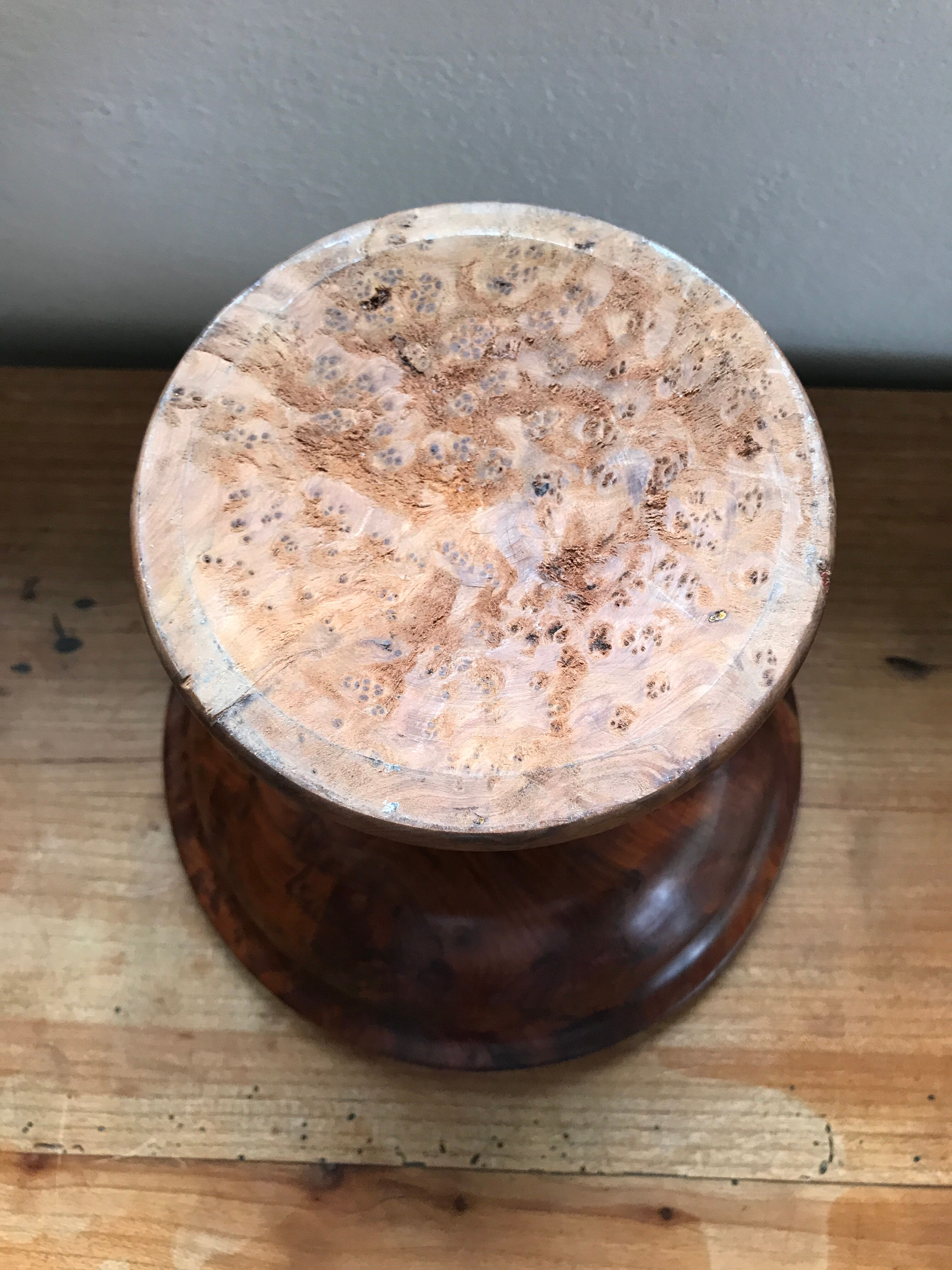 Turned wooden standing cut