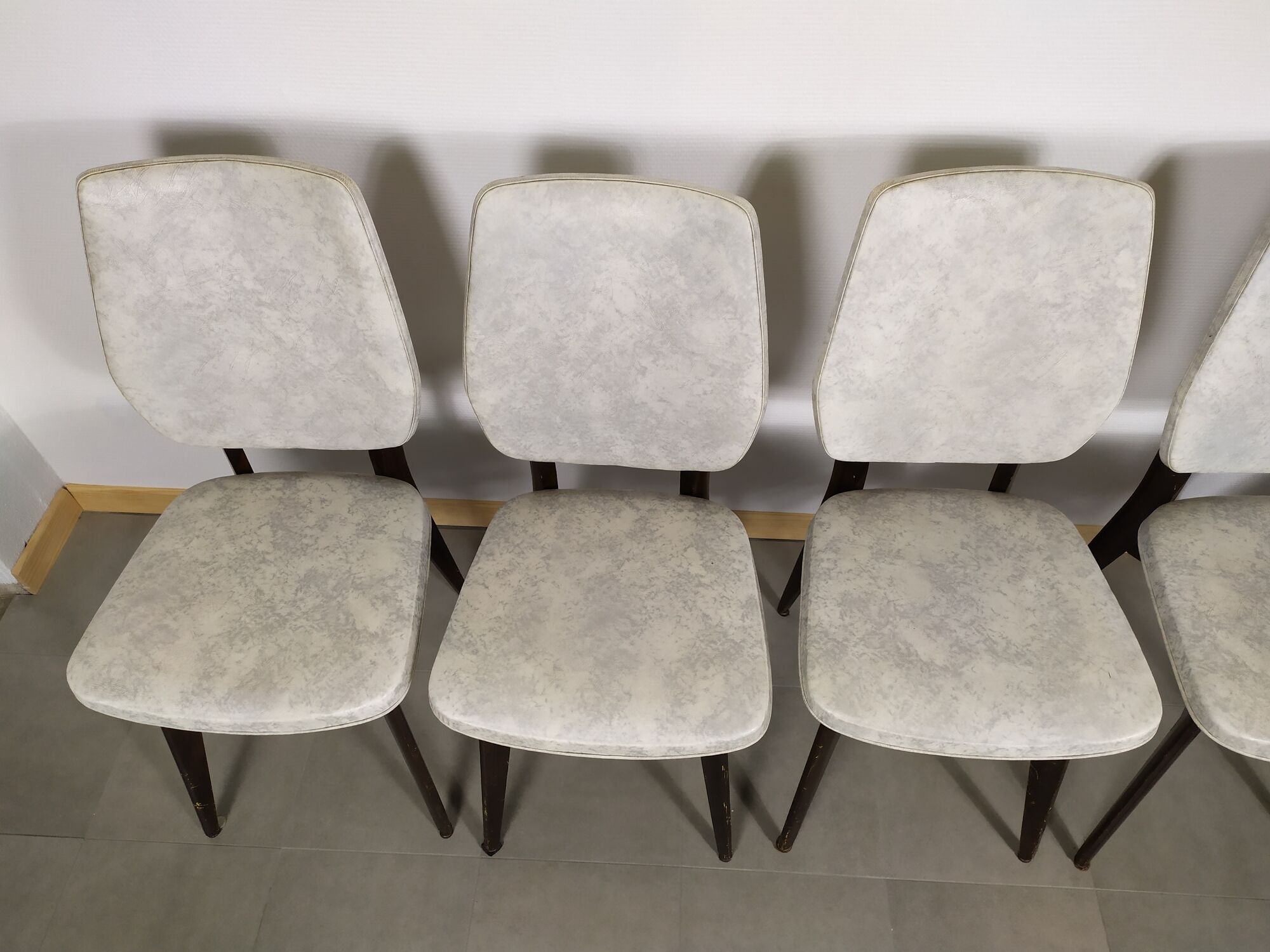 suite of 6 wooden chair and marbled grey white skai