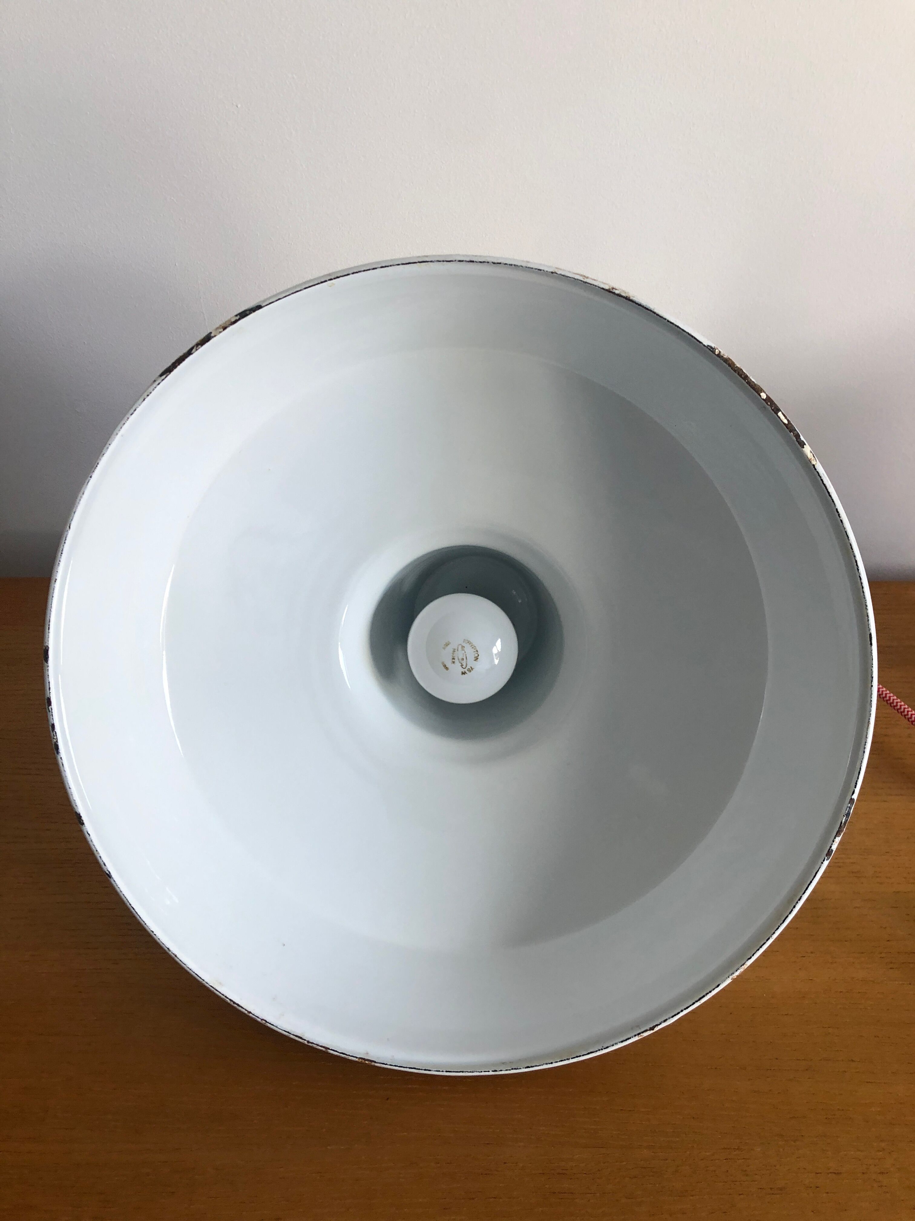 Suspension bowl enamelled white