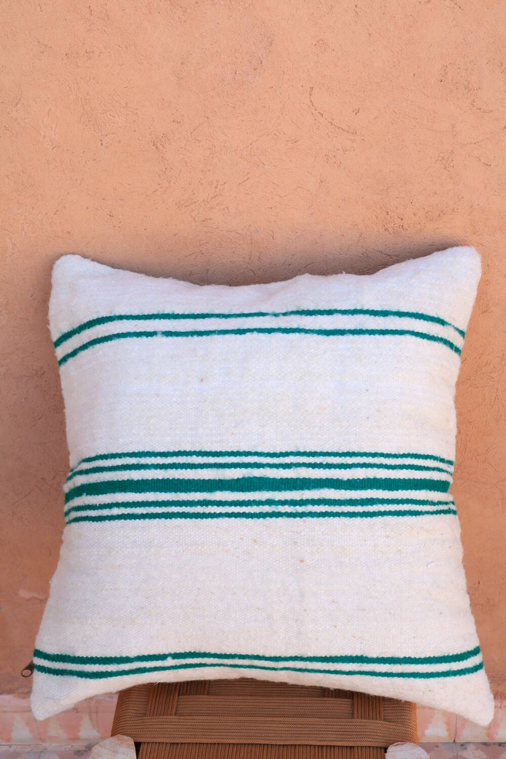 Coussin rayé blanc et vert en laine fait-main