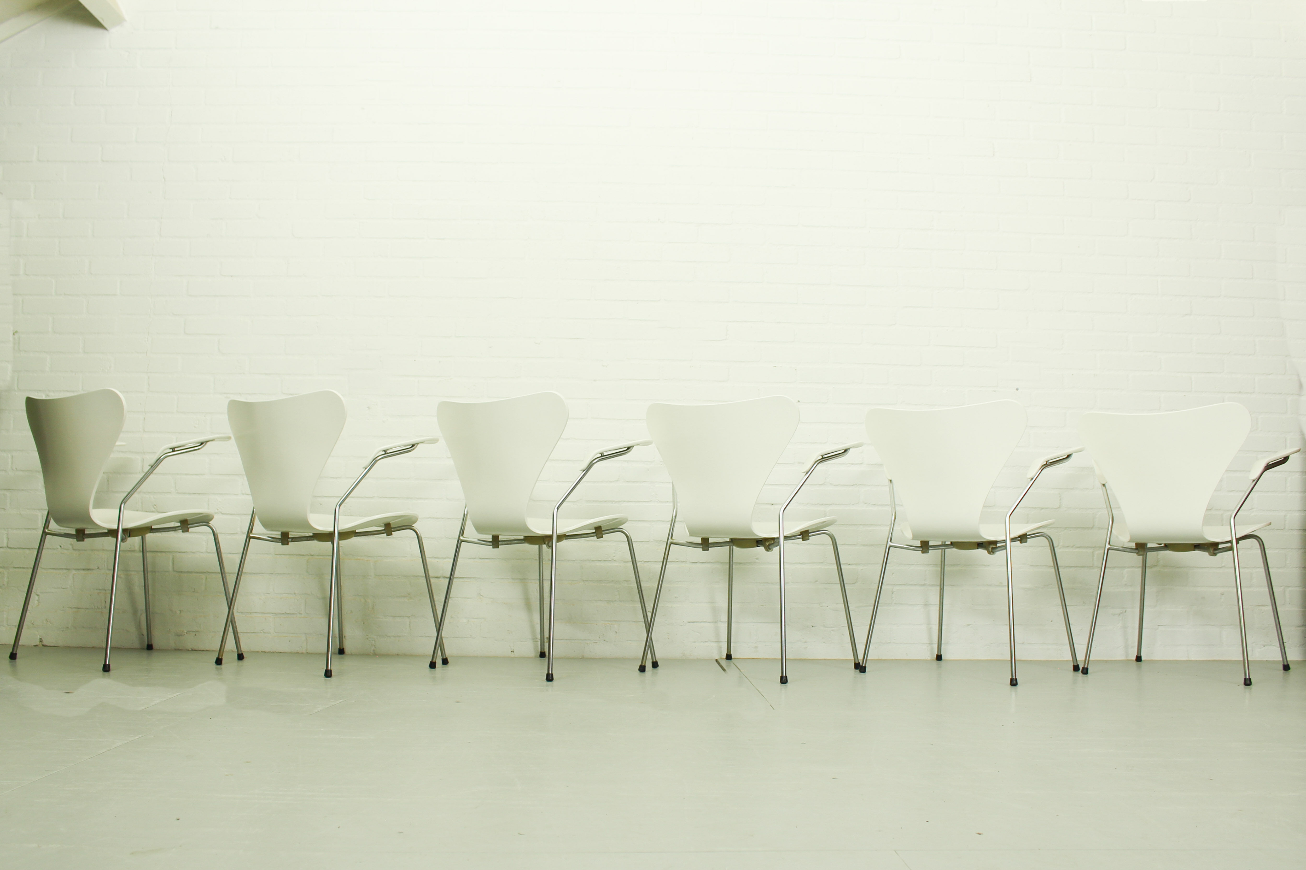 Set of 6 Arne Jacobsen 3207 Armchairs and Dining Table A826 by  Arne Jacobsen for Fritz Hansen