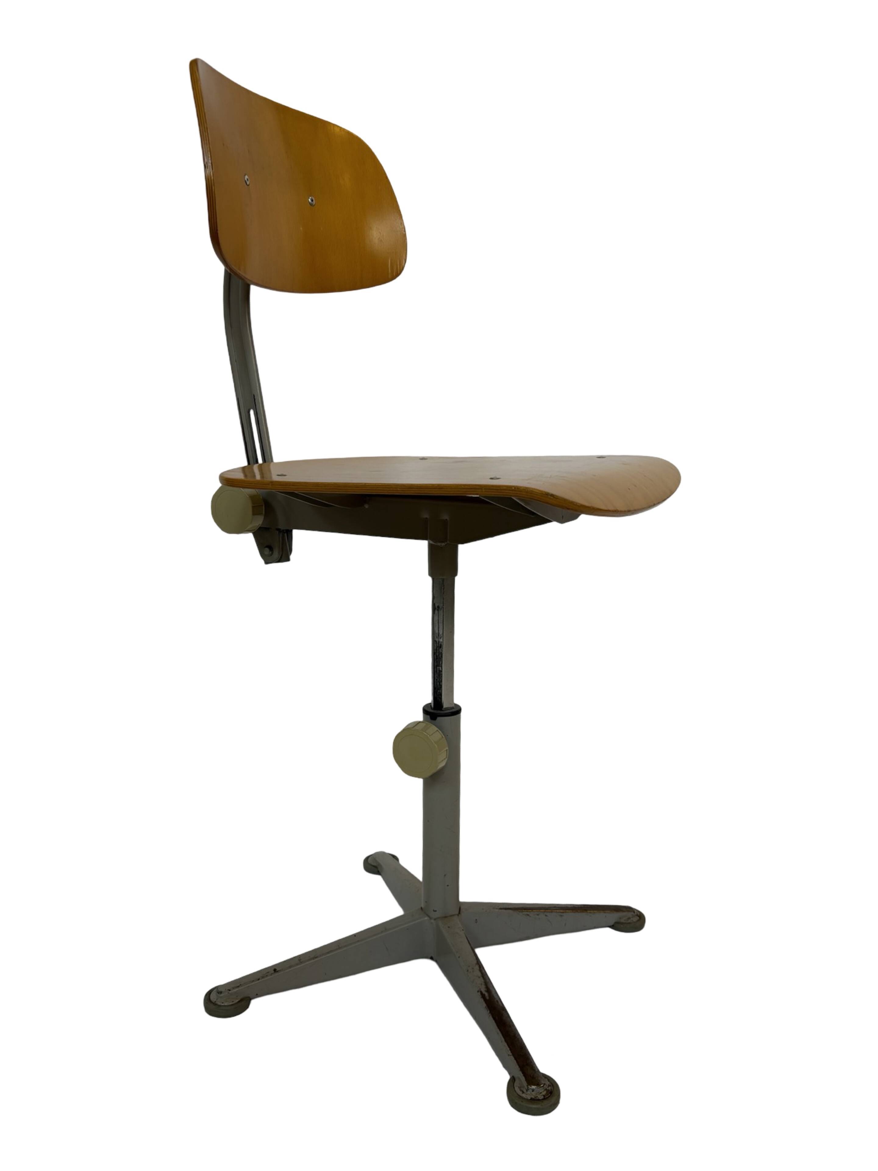 Vintage Friso Kramer work chair from Ahrend de Cirkel dutch design