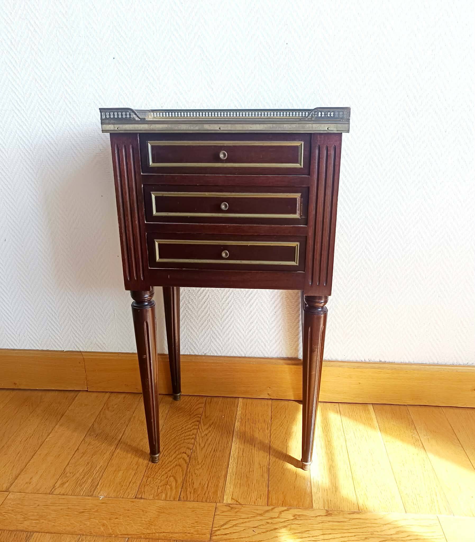 Tablet de chevet ou chiffonnière style Louis XVI