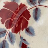 Old flat plates in red, green and blue gray.