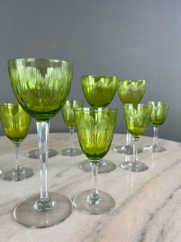 Service de verres anciens en cristal baccarat vert, xxe siècle