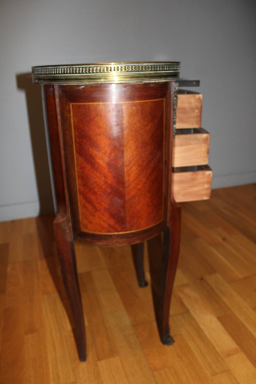 Guéridon tambour ancien style Louis XV en marqueterie, marbre et laiton