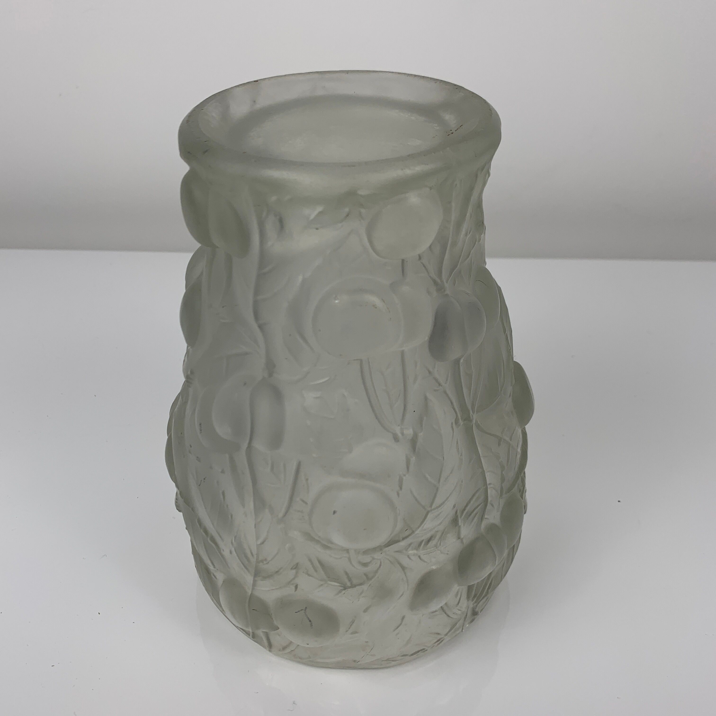 Vase en verre moulé pressé depoli décor cerise Josef Inwald Barolac