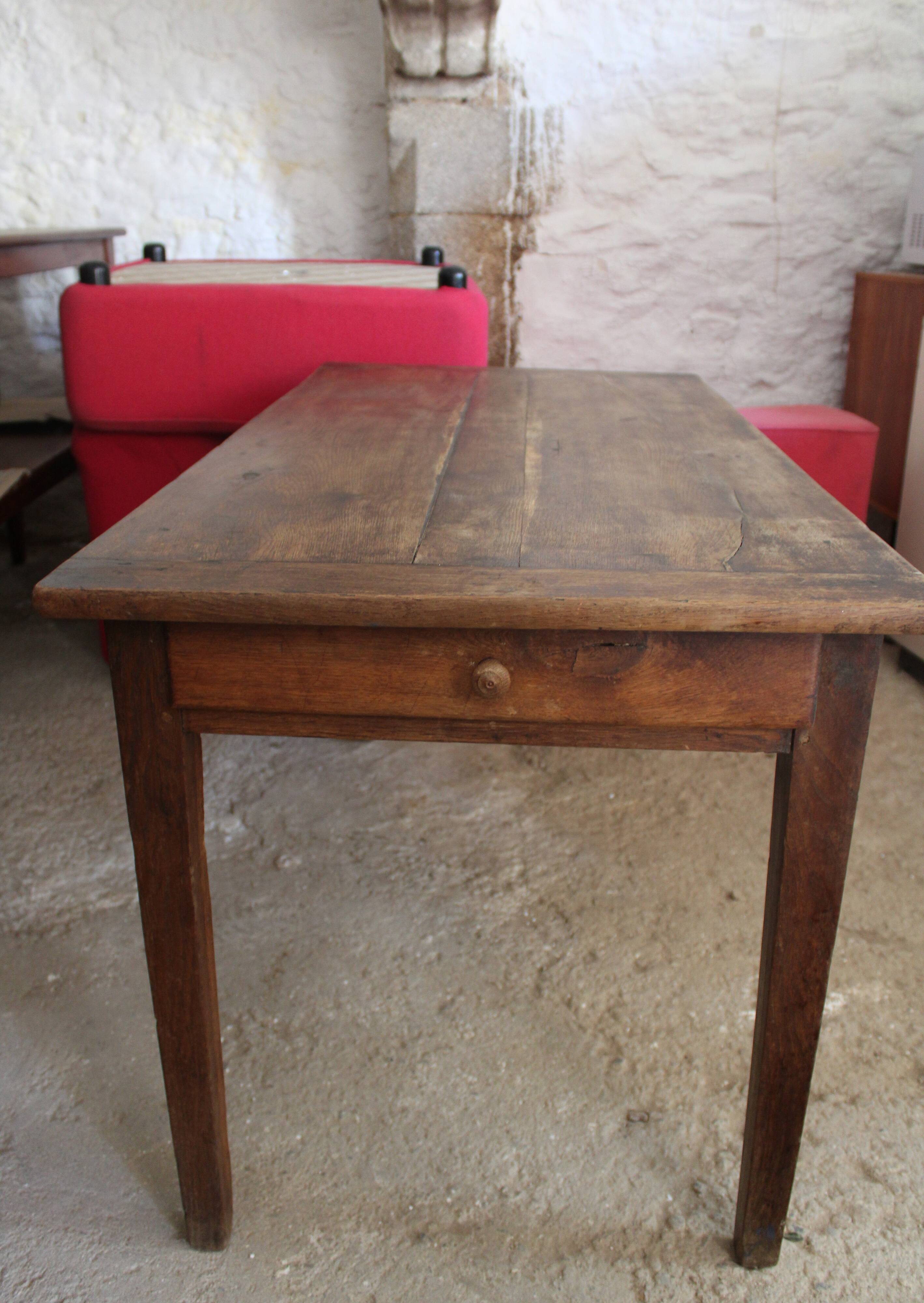 Oak farm table with 2 drawers