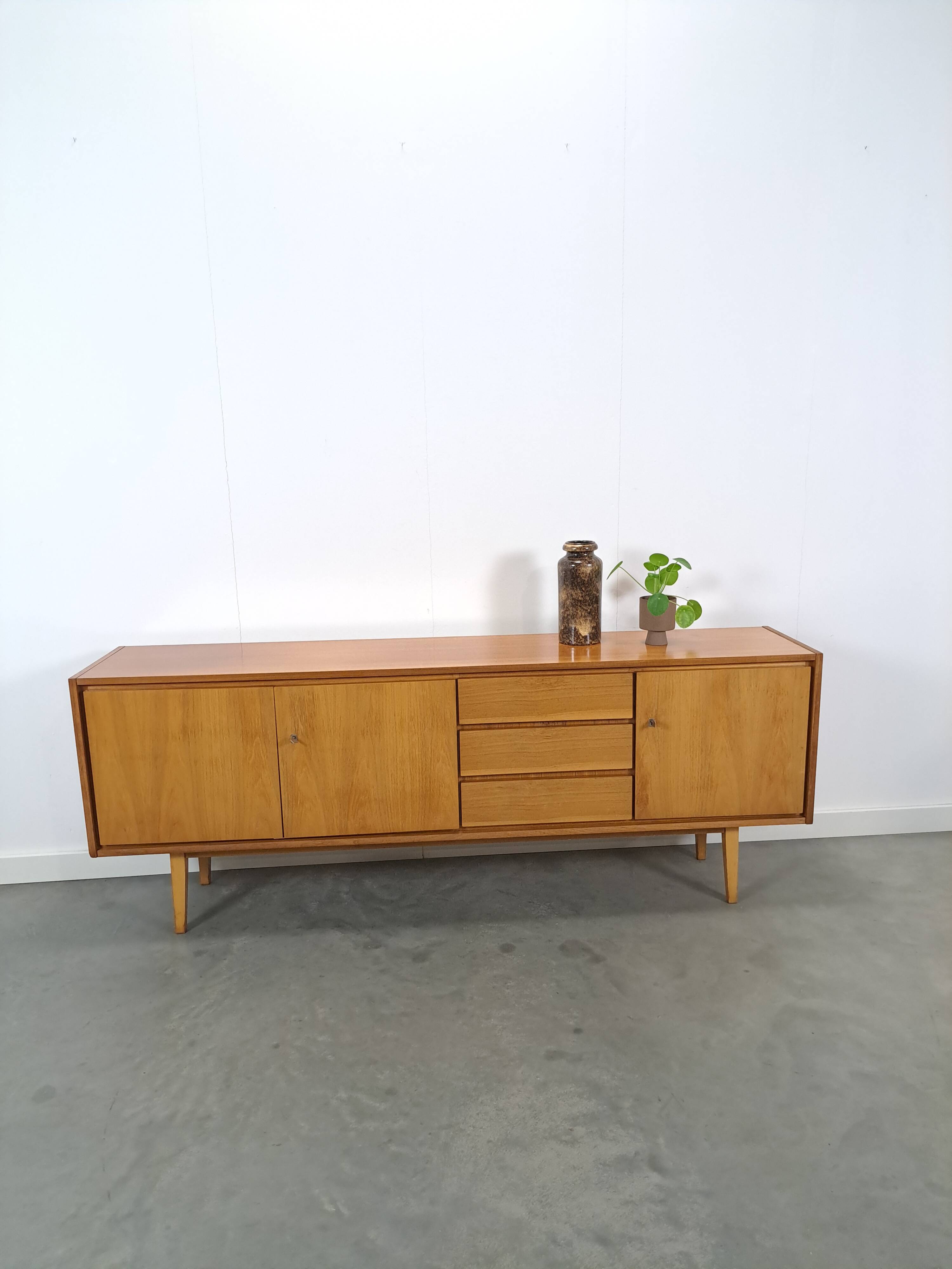 Mid-century notenhout fineer dressoir met 3 lades