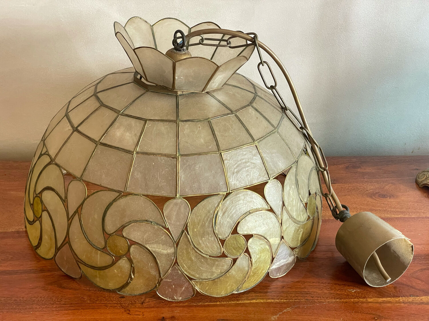 Mother-of-pearl and brass suspension