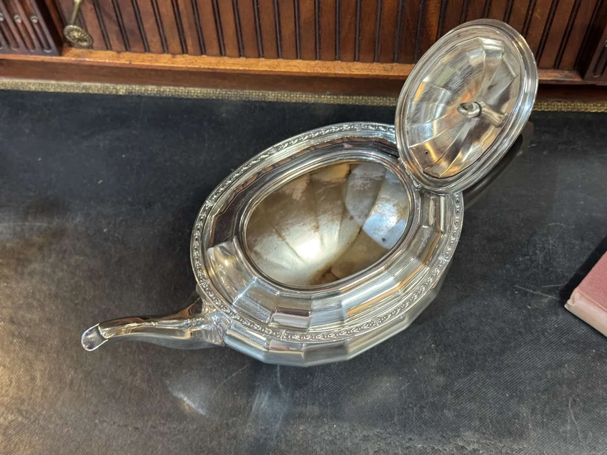 English tea/coffee service from the 1930s in silver-plated metal.