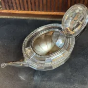 English tea/coffee service from the 1930s in silver-plated metal.