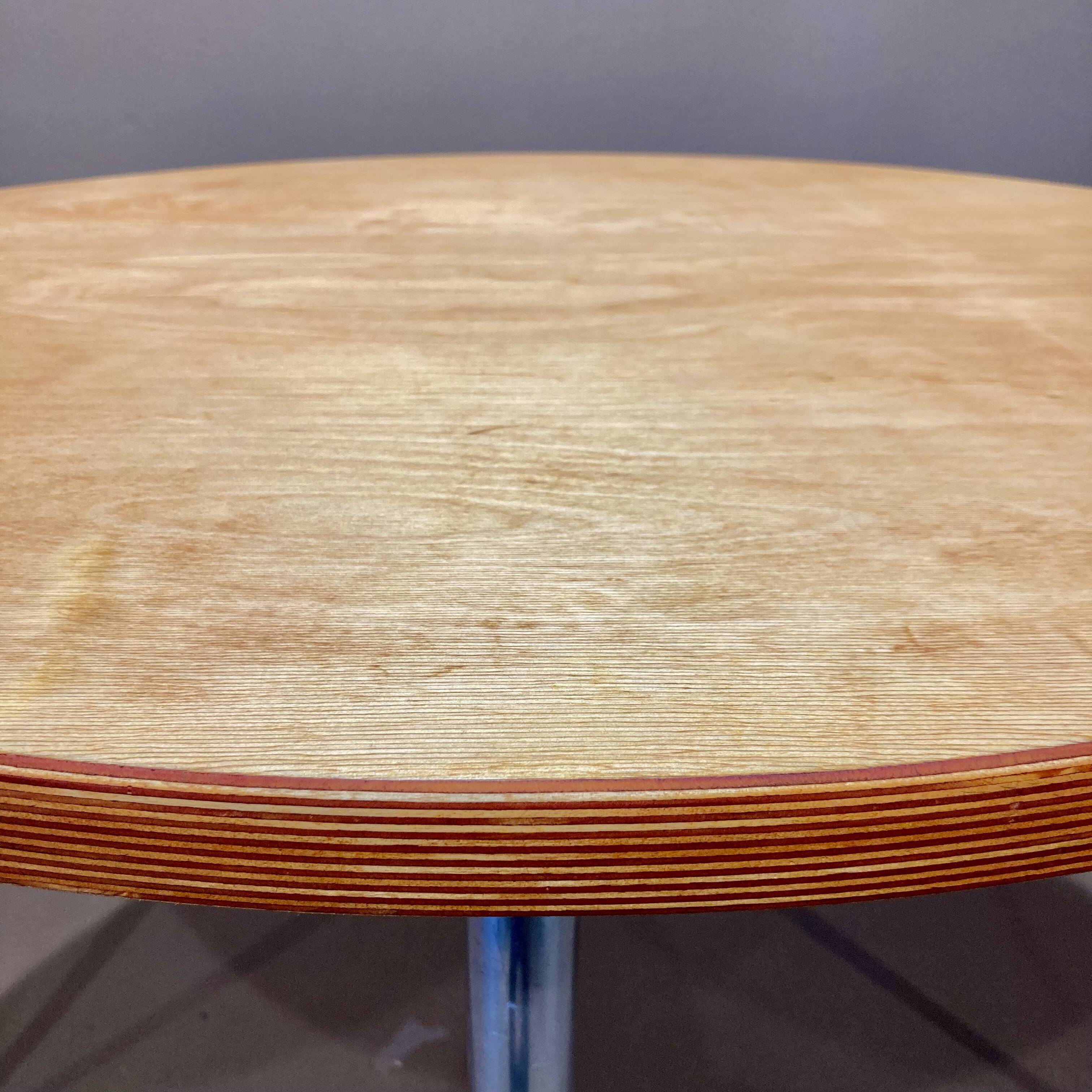 High table in solid raw wood and cast aluminum.