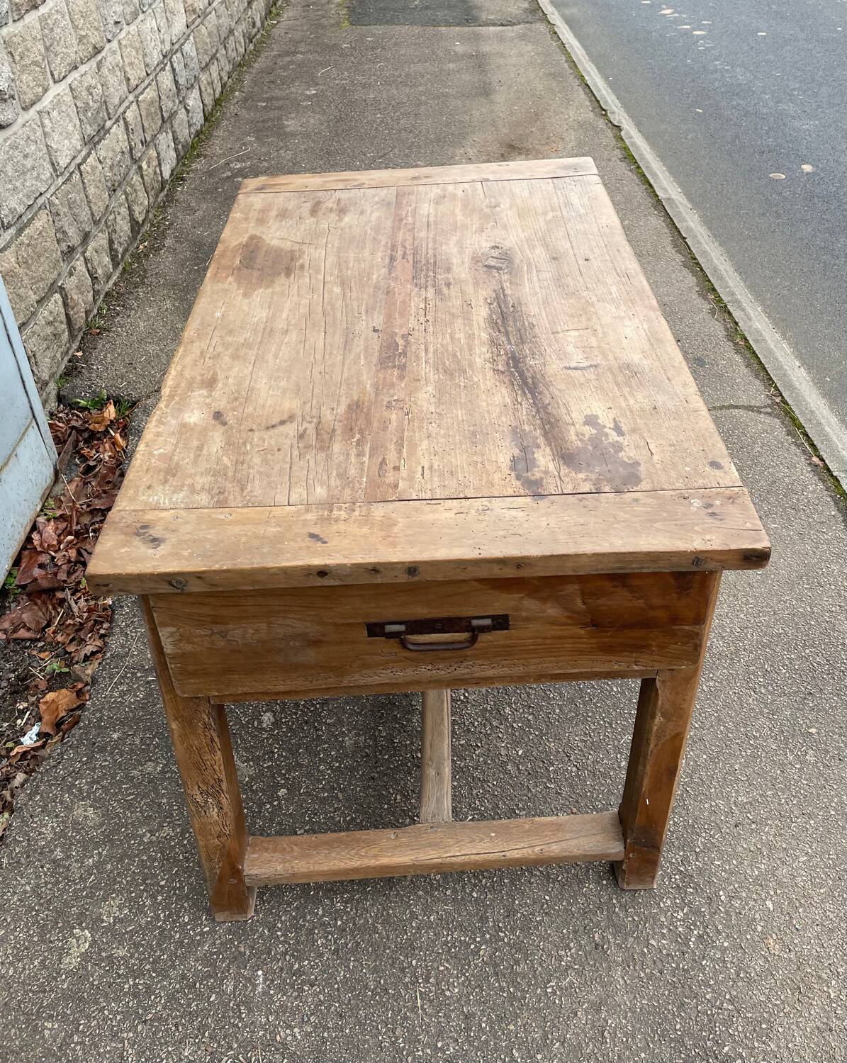 Petit table de ferme avec deux tiroirs