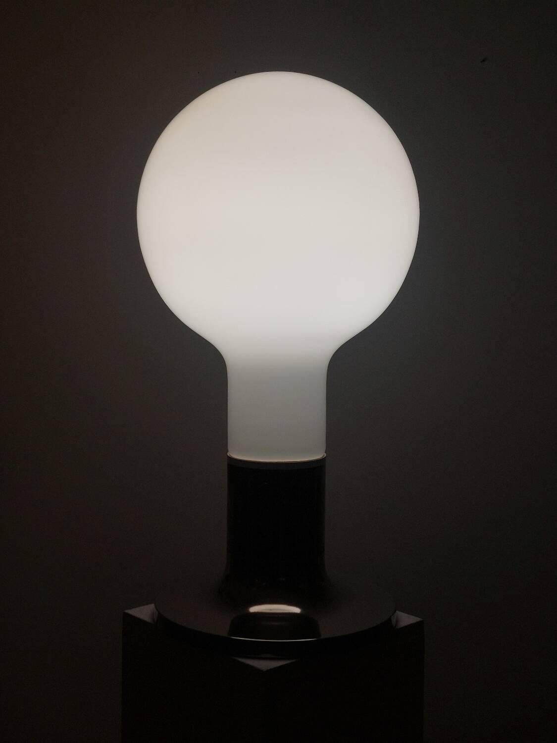 Lampadaire vintage style spatial, ampoule Temde, verre opale chromé.