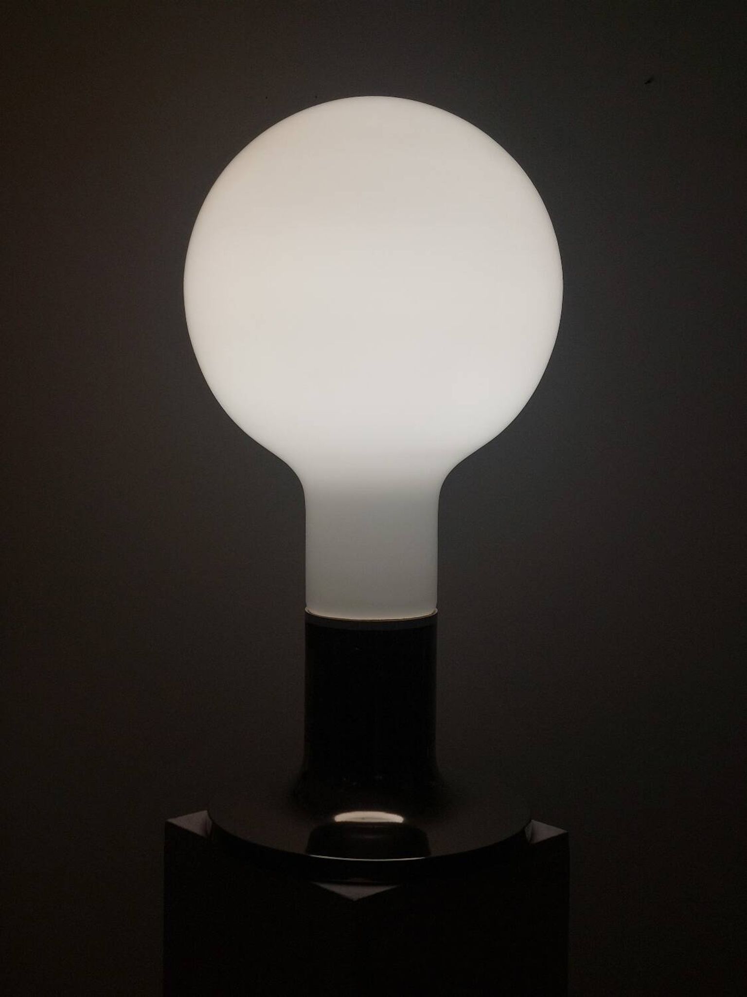 Lampadaire vintage style spatial, ampoule Temde, verre opale chromé.