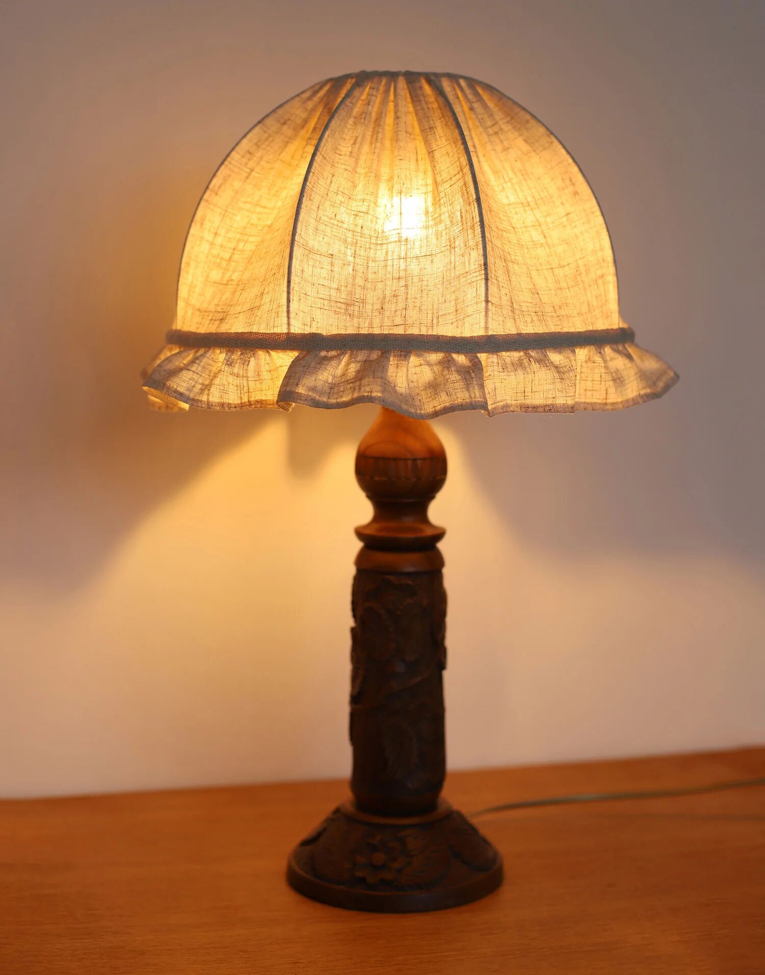 Lampe à poser en bois sculpté et abat-jour dôme, 1930