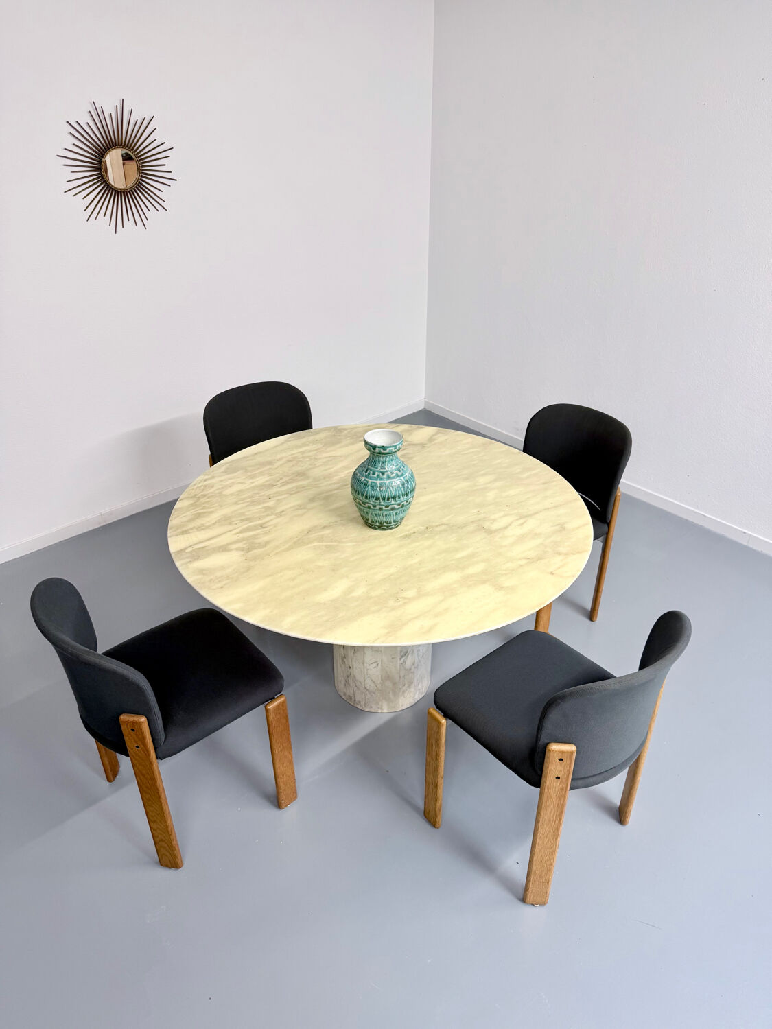 Veined marble round table with central base, Italian design from the 1970s.