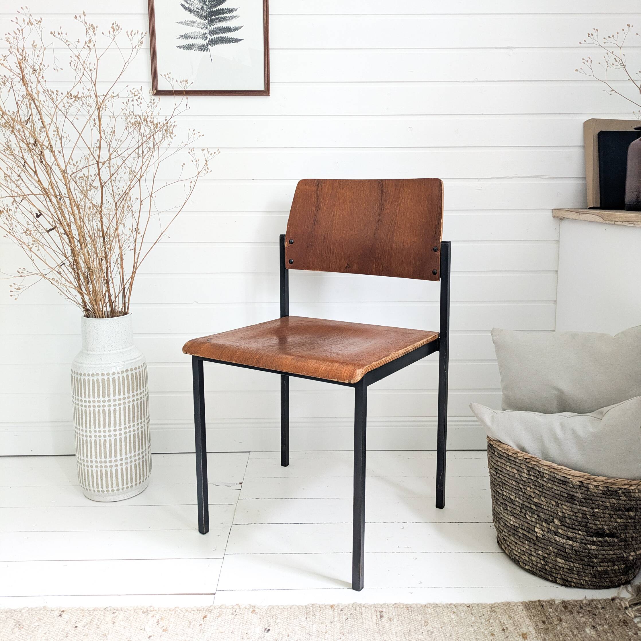 Chaise empilable vintage Mid-Century en bois design danois piètement métal