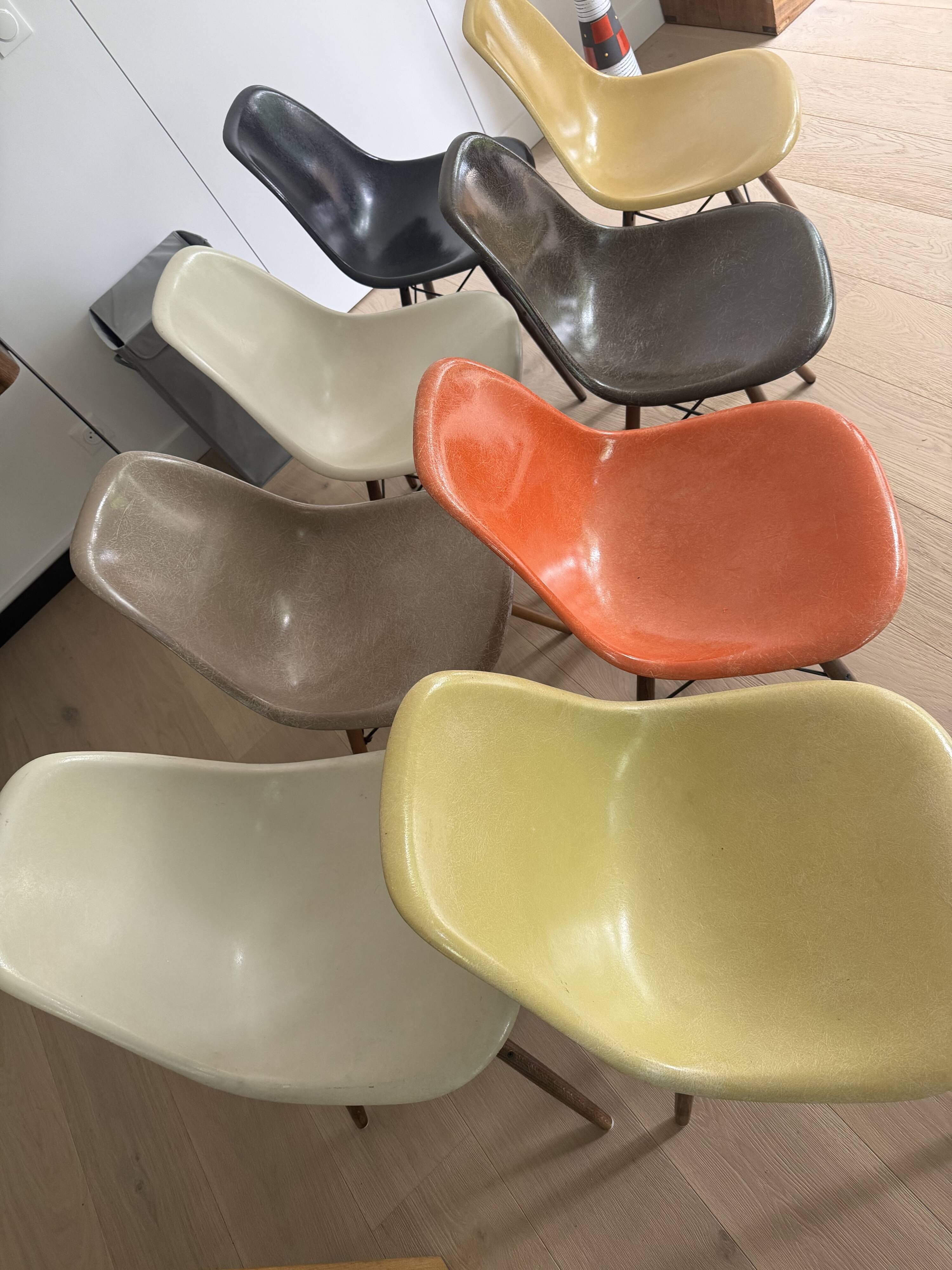 8 chaises Eames par Herman Miller