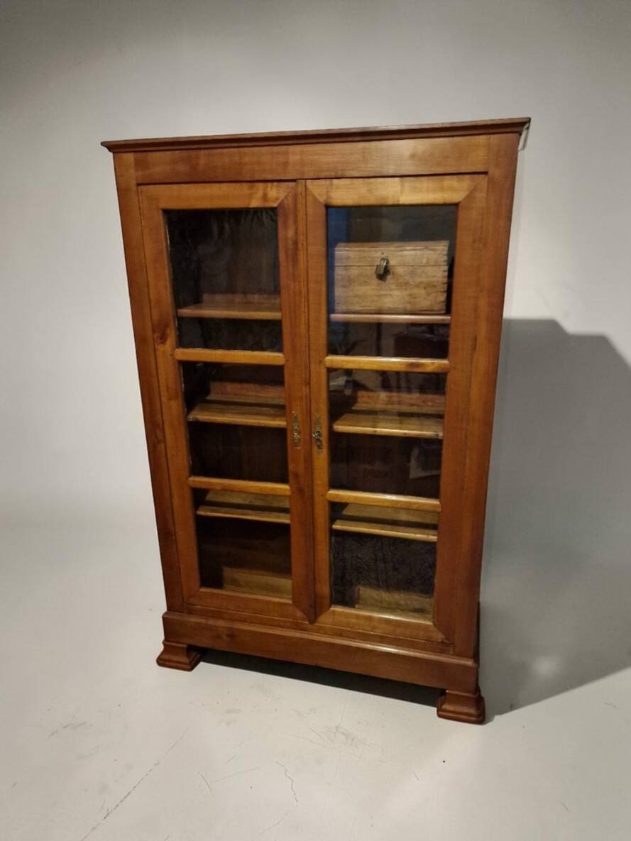 Petite armoire vitrée