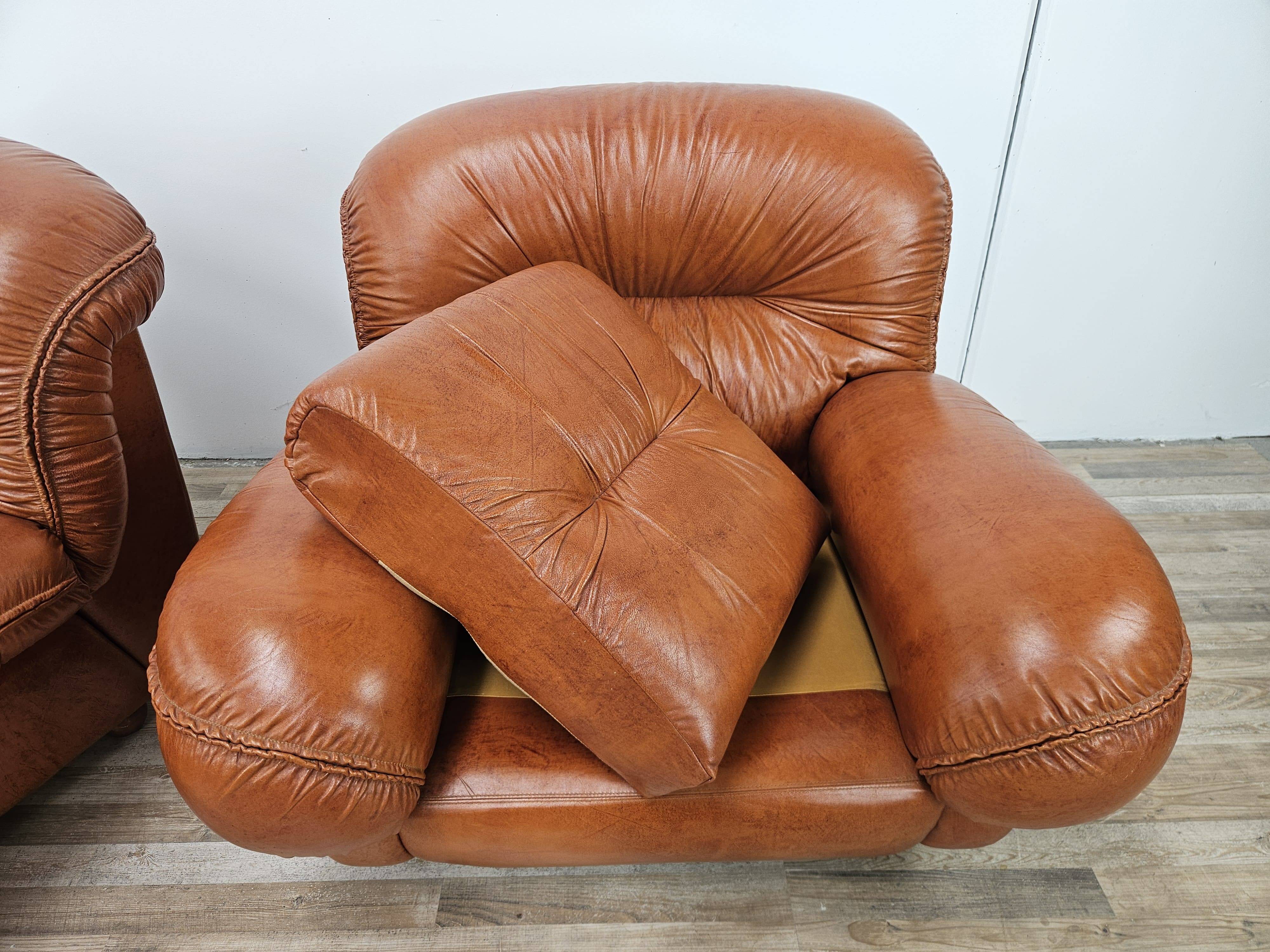 2 fauteuils en cuir cognac, années 1970
