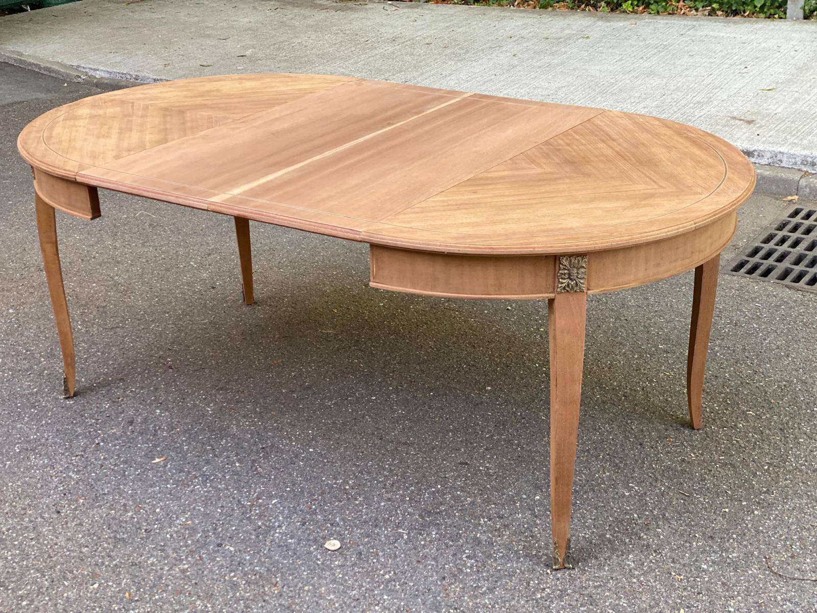 Round extendable dining table stripped in cherry wood with Louis XVI marquetry 1