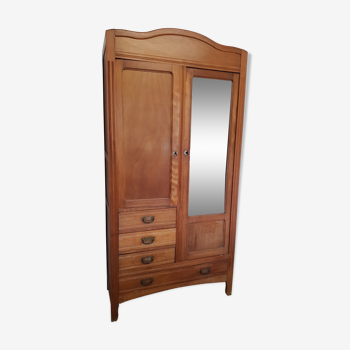 Armoire parisienne avec miroir