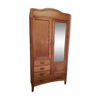 Armoire parisienne avec miroir