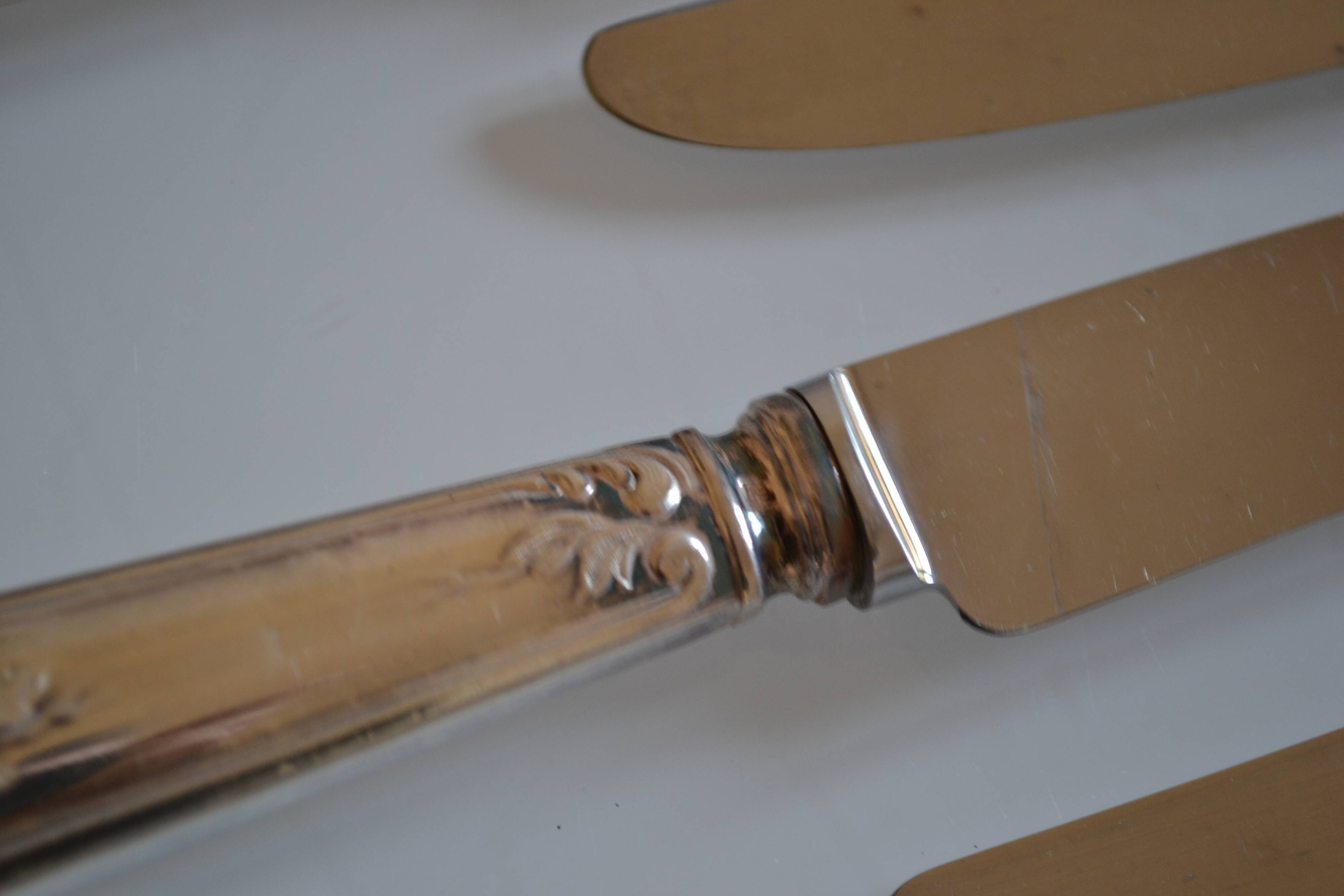 12 silver metal table knives 25.5 cm