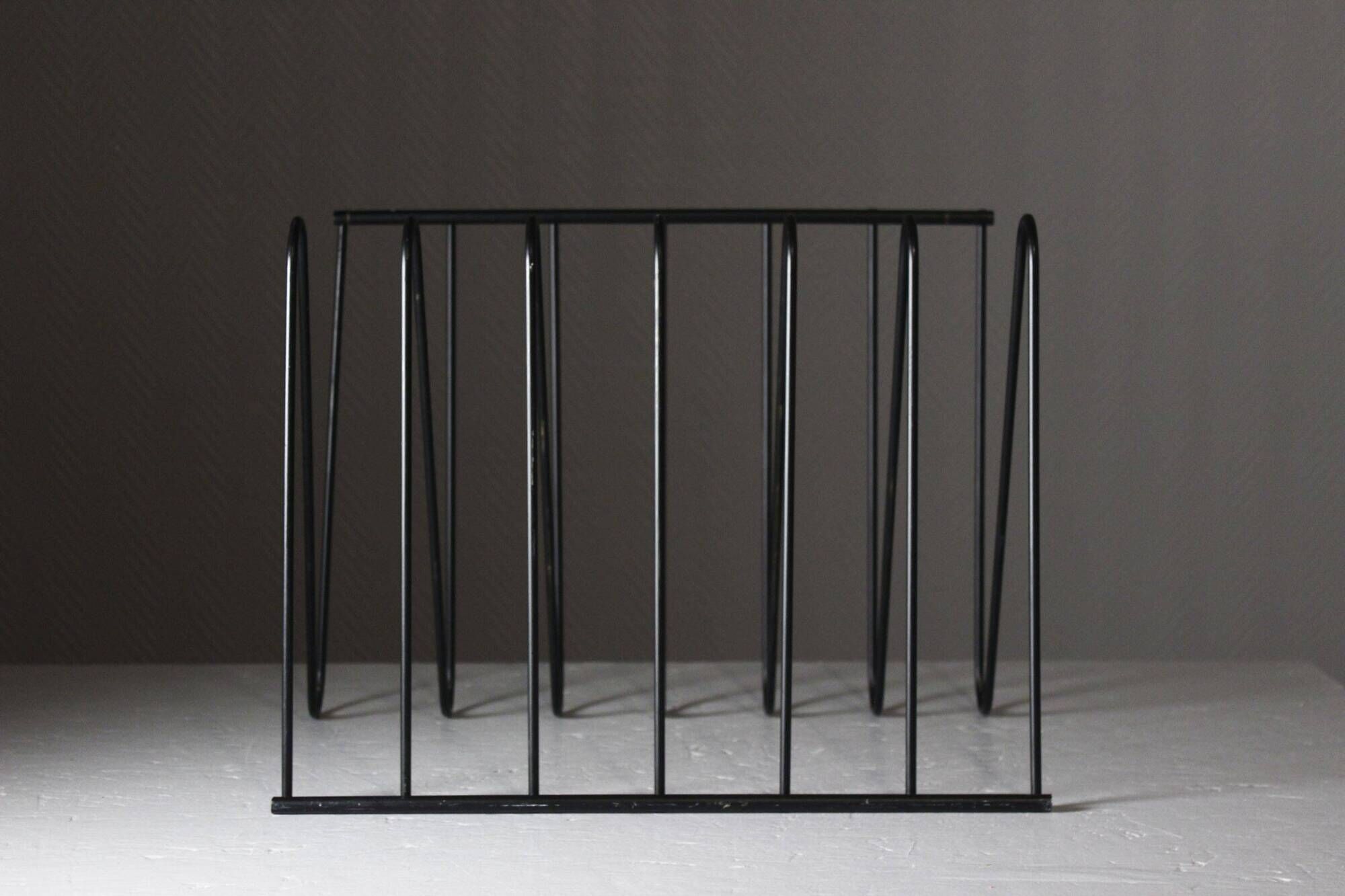 Vintage magazine rack "Z" design François Arnal 1970s