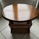 Porte-revues en bois et cannage et plateau sur le dessus