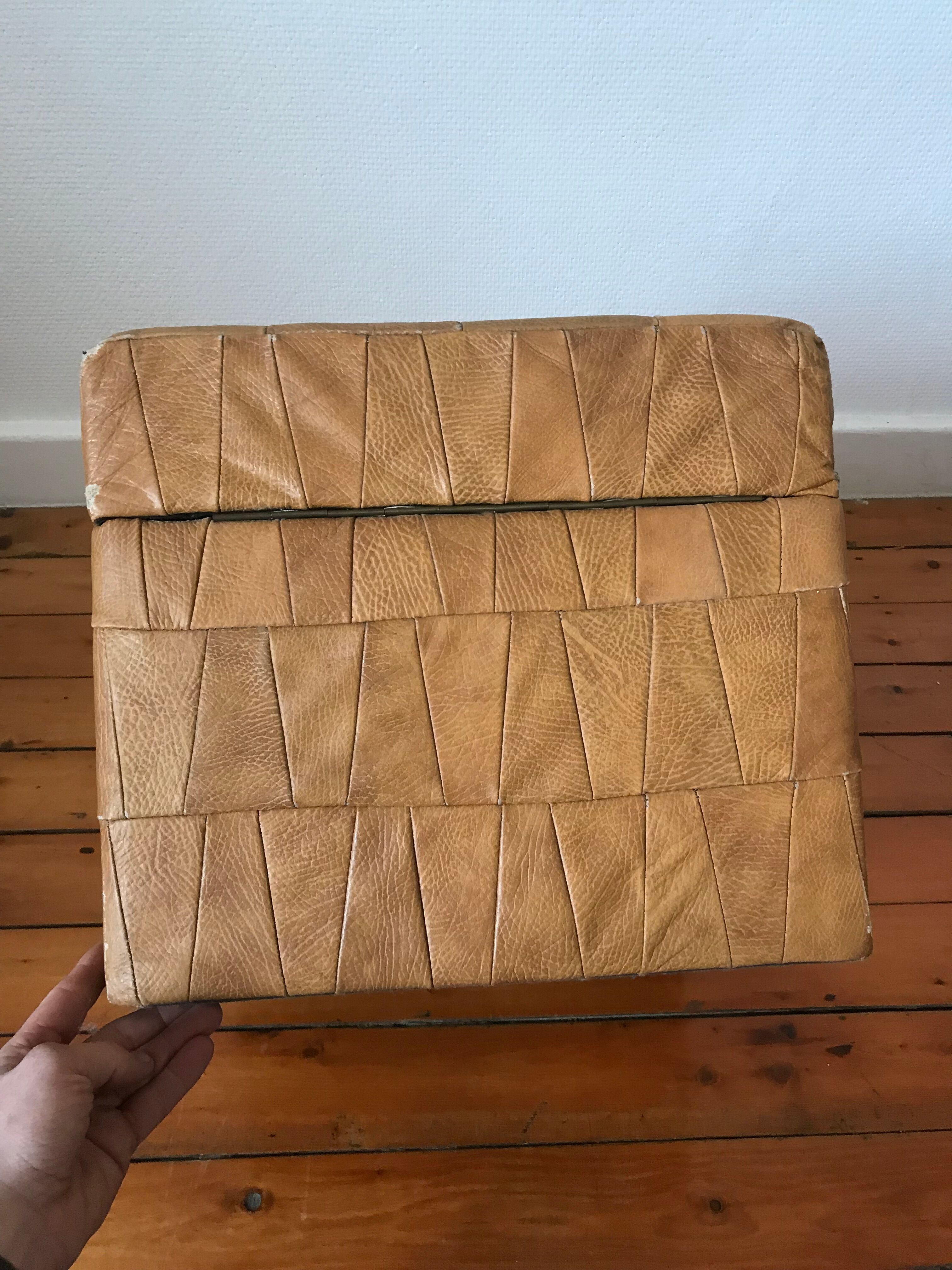 Pouf coffre cuir patchwork vintage circa 1960