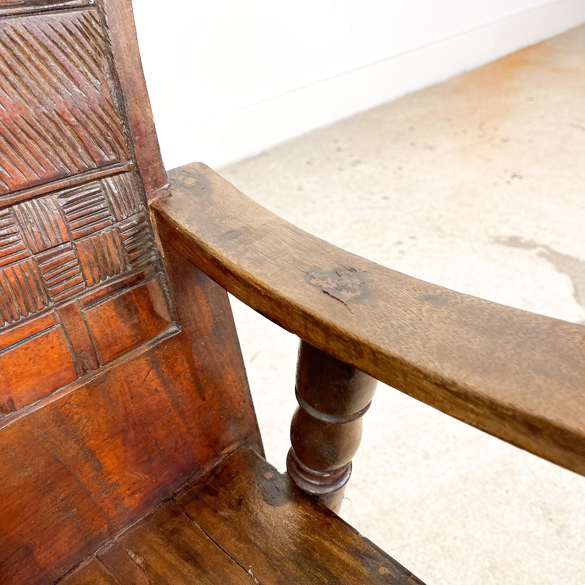 Paire de fauteuils en bois de teck sculpté Indonésie