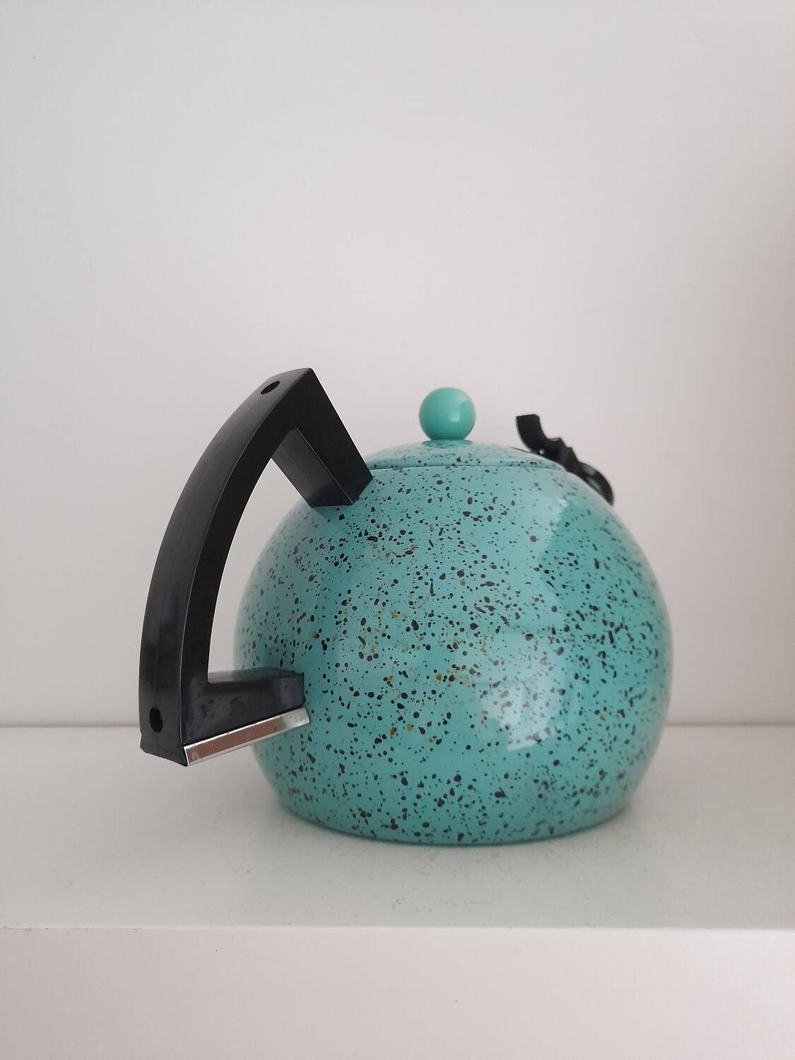 Bouilloire vintage 80s design postmoderne