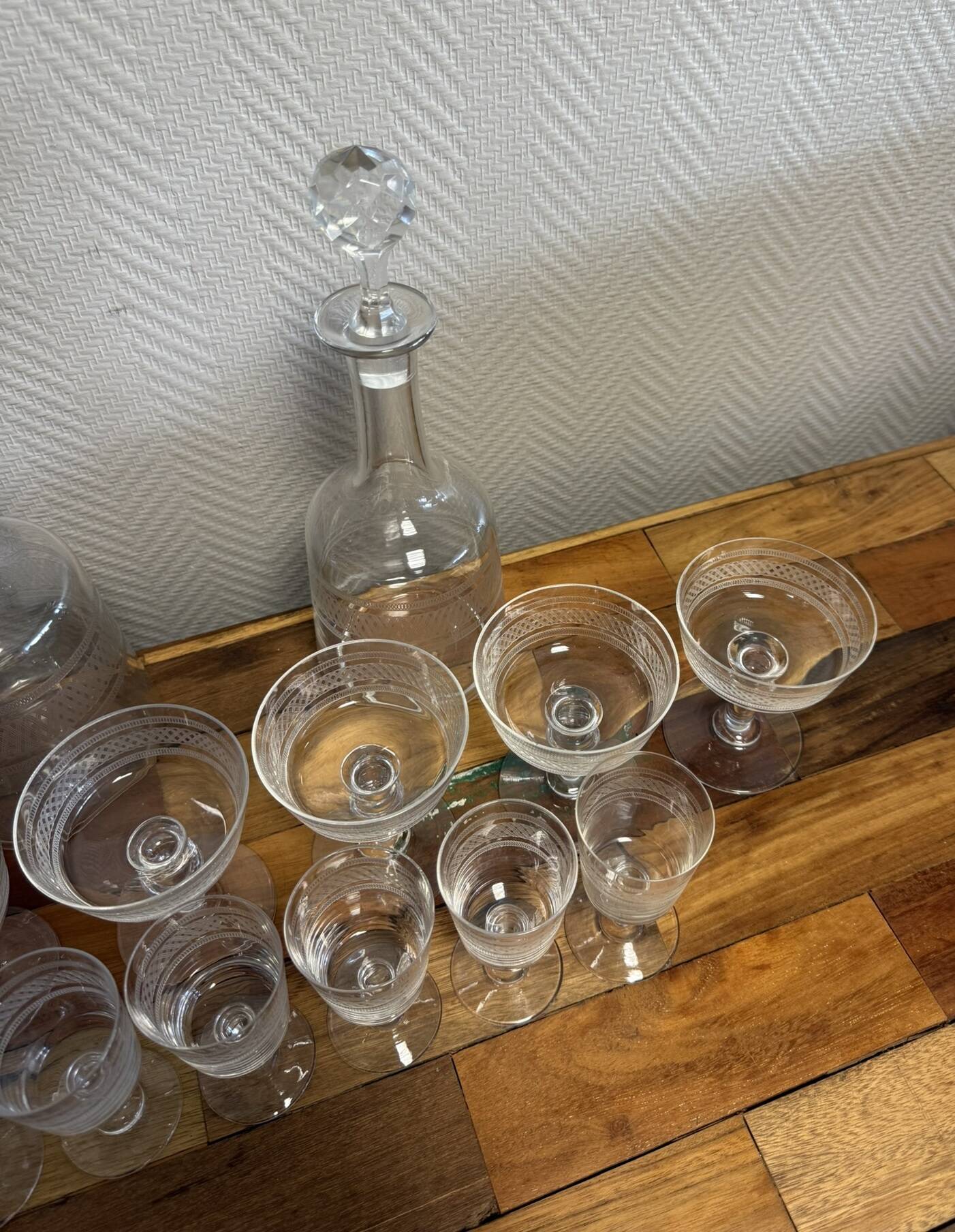 Service en cristal gravé comprenant 12 verres et 2 carafes