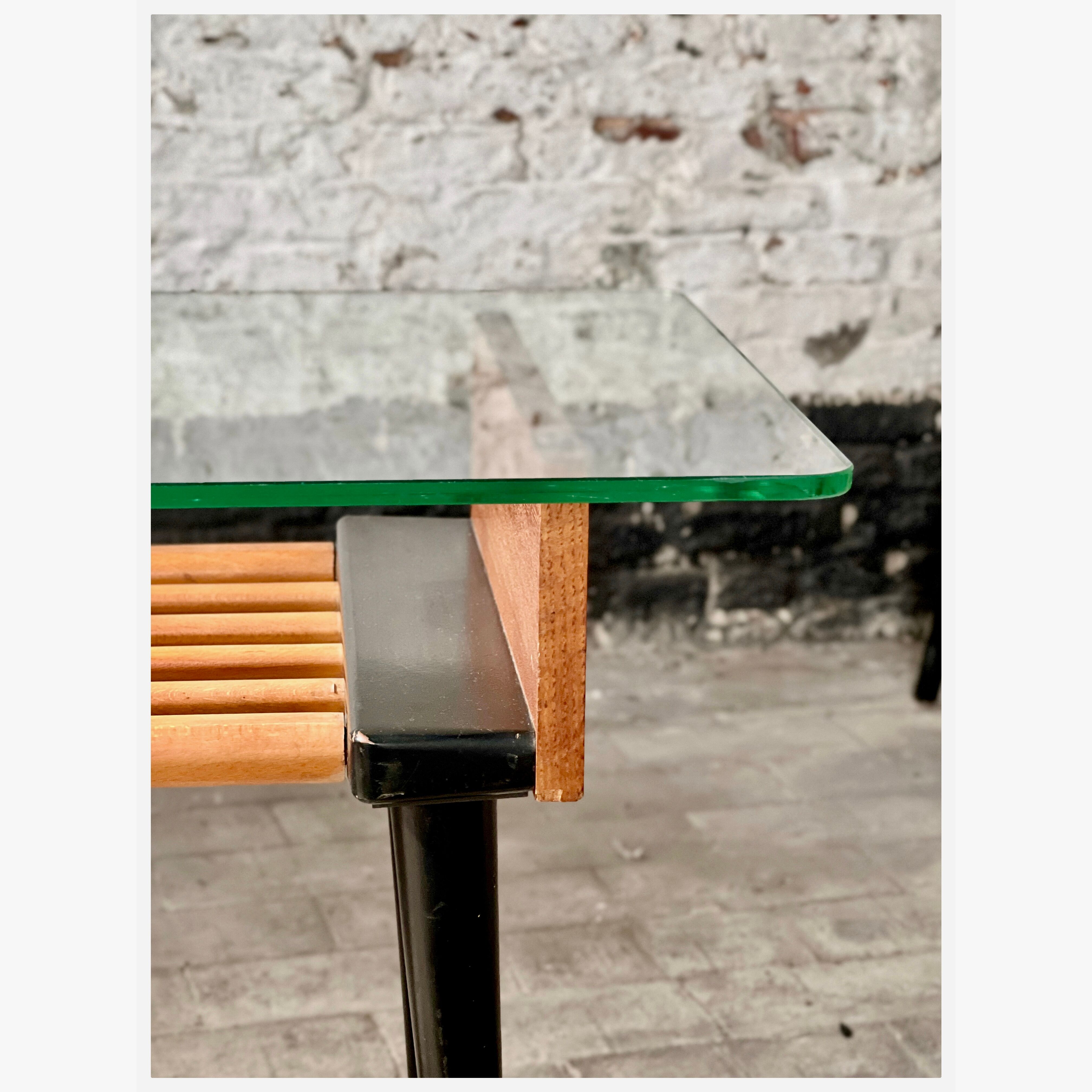 Table d'appoint en bois et verre