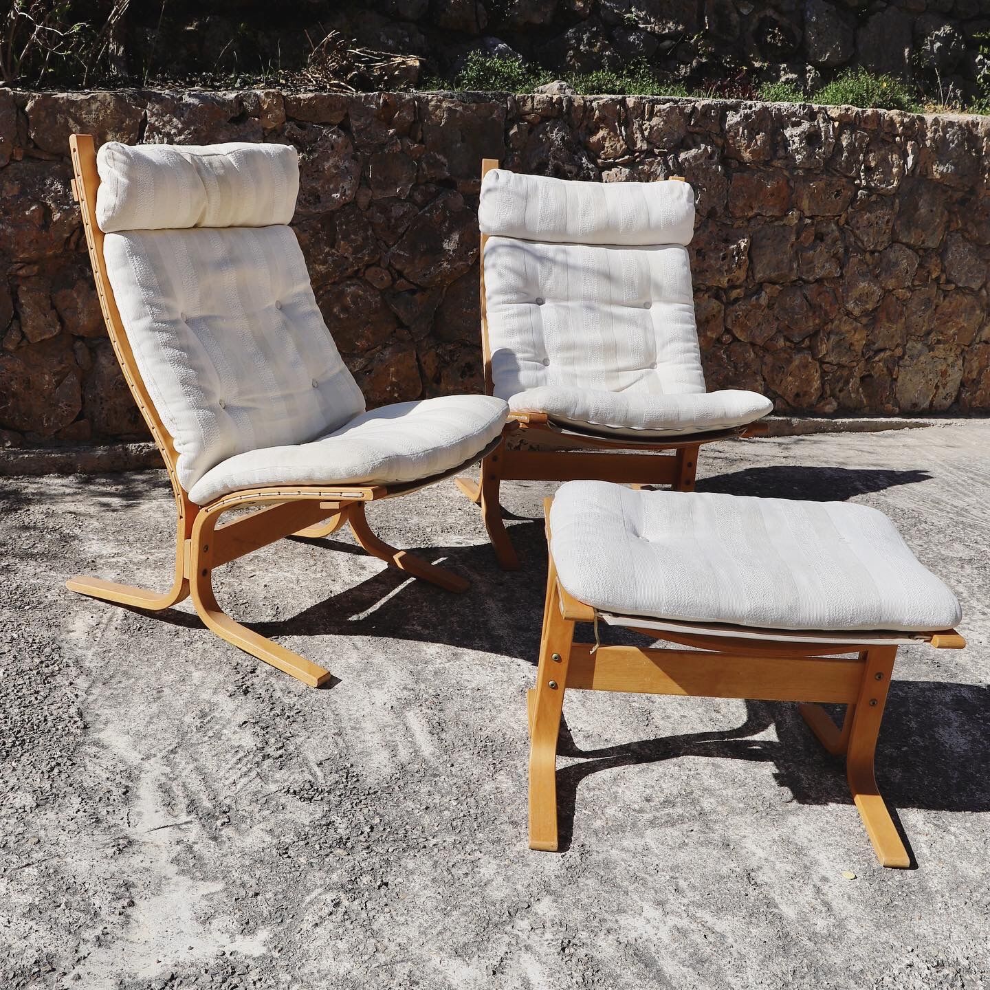 Paire de fauteuils « siesta » d’Ingmar Relling et un repose pied