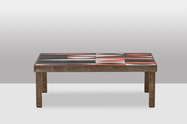 Capron. Table basse 'navette' en grès émaillé noir et rouge. Années 1960.