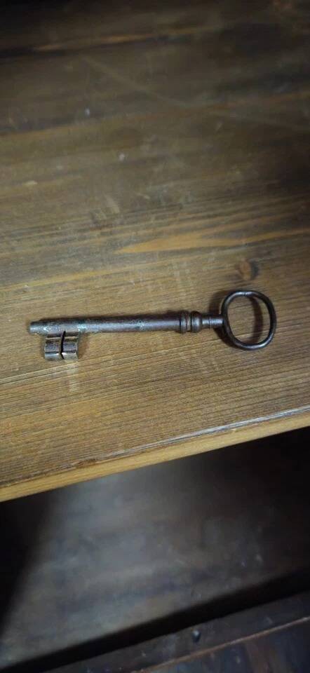 Antique solid wood wardrobe / bonnetière – Geometric design – H 208 cm