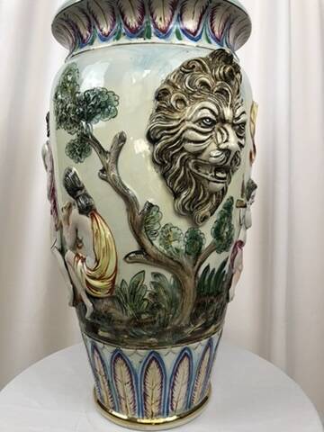 Large vase signed Capodimonte, Italy 1980s – Antique scene and lion heads