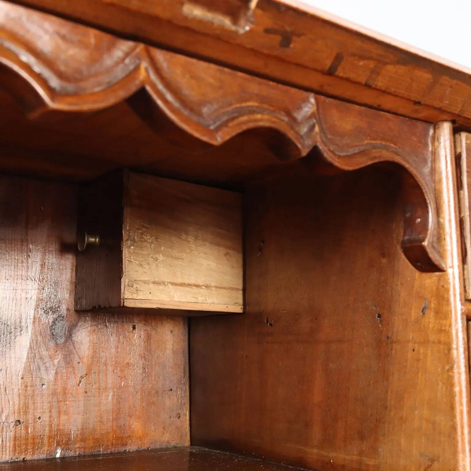 Antique baroque secretary cabinet with a drop-down front in walnut and maple, Italy, 18th century.