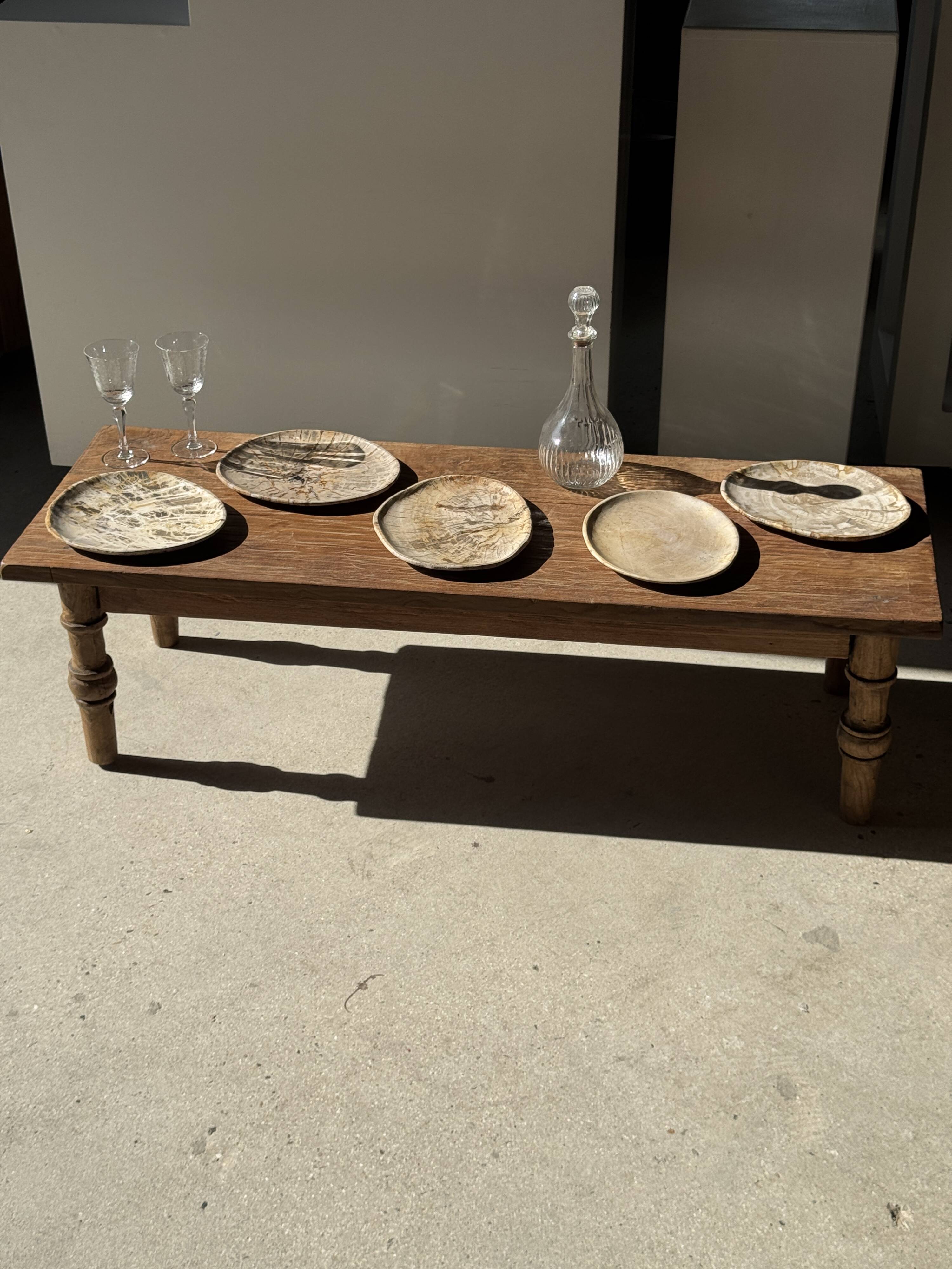 Petit vide poche ou plat en bois pétrifié beige cernes petit cœur noir