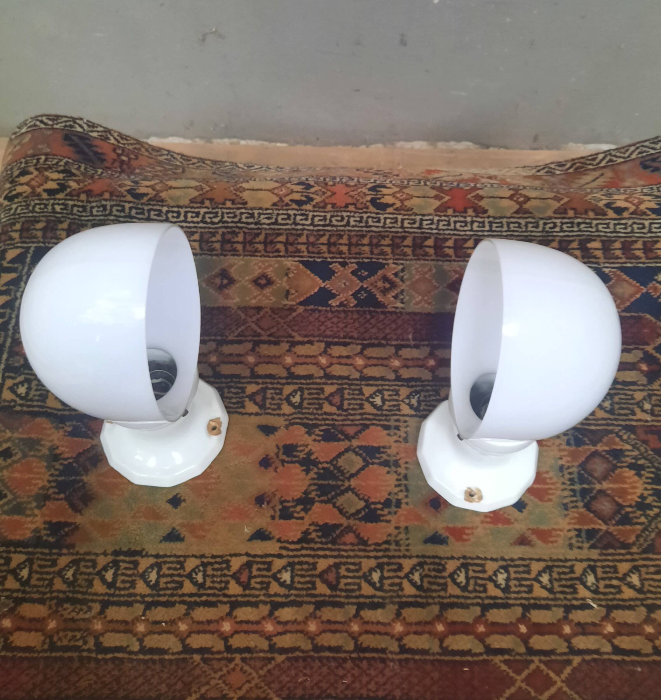 Pair of wall lights from the 1950s in porcelain.