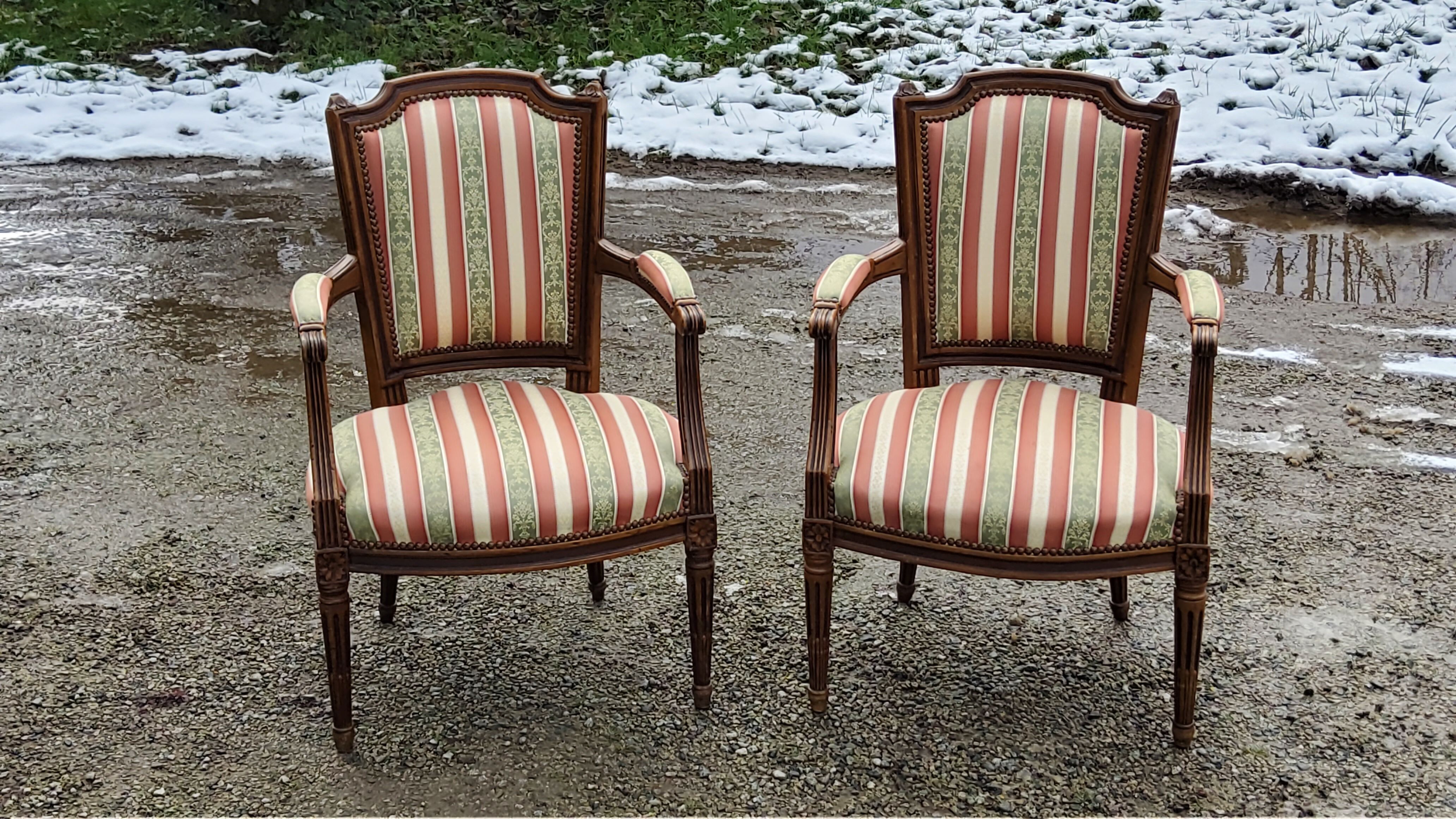 Paire de fauteuils cabriolets de style Louis XVI
